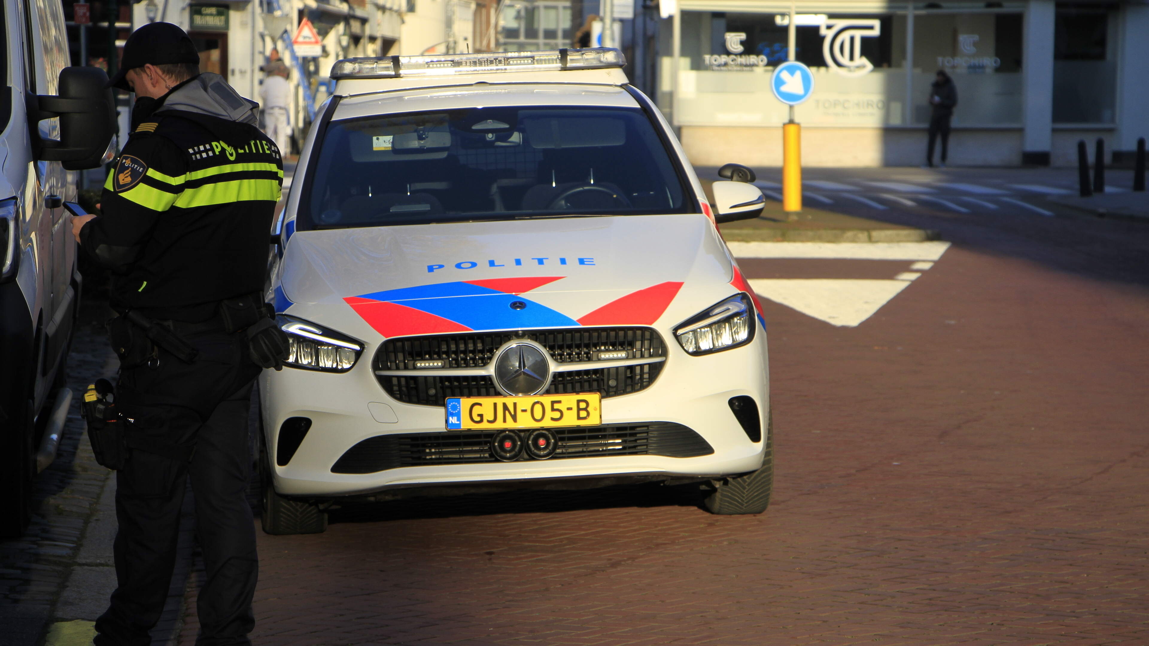 Fietsster gewond na botsing met openslaande deur in Weert.