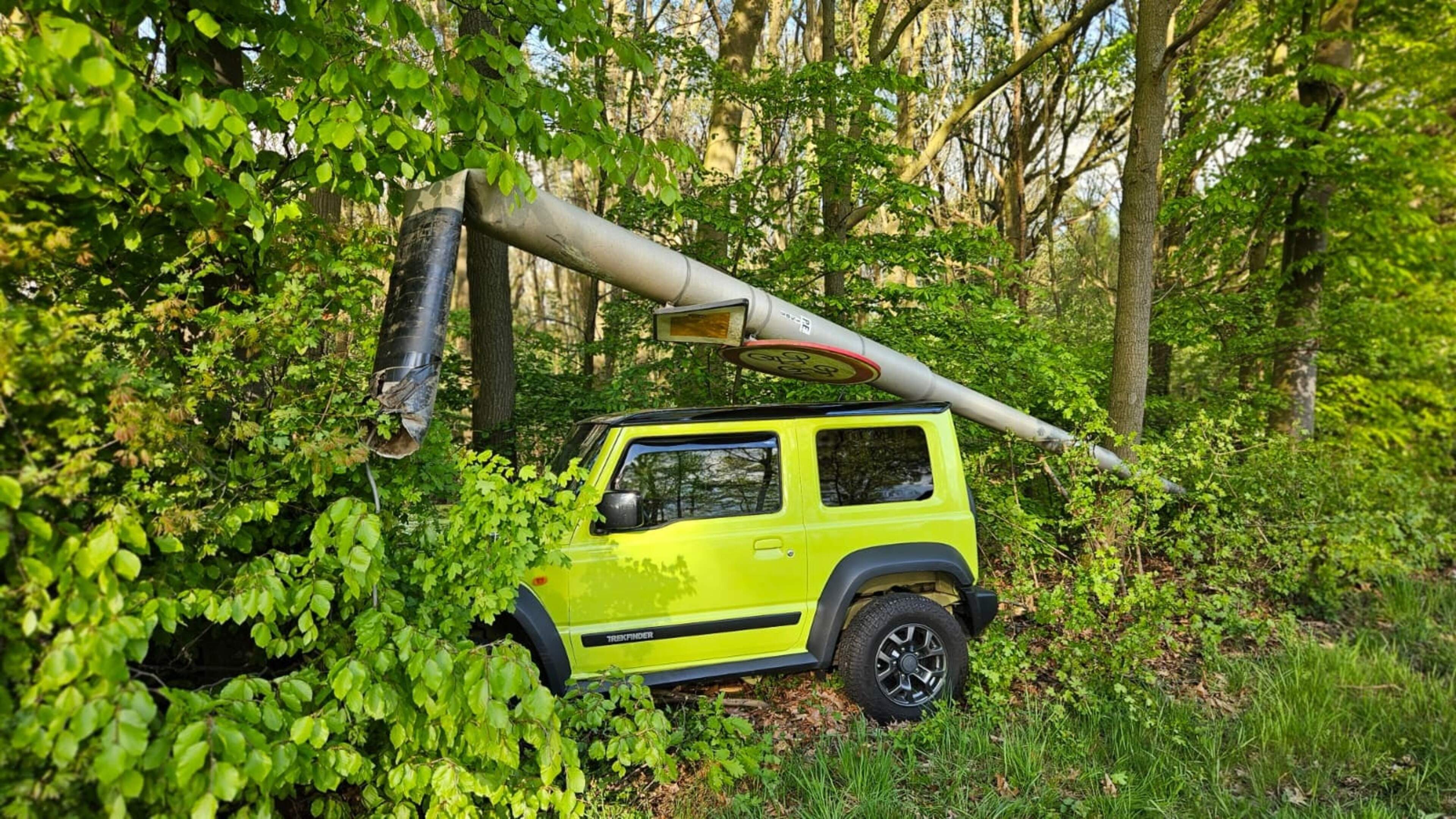 Auto belandt in struikgewas na botsing in Posterholt