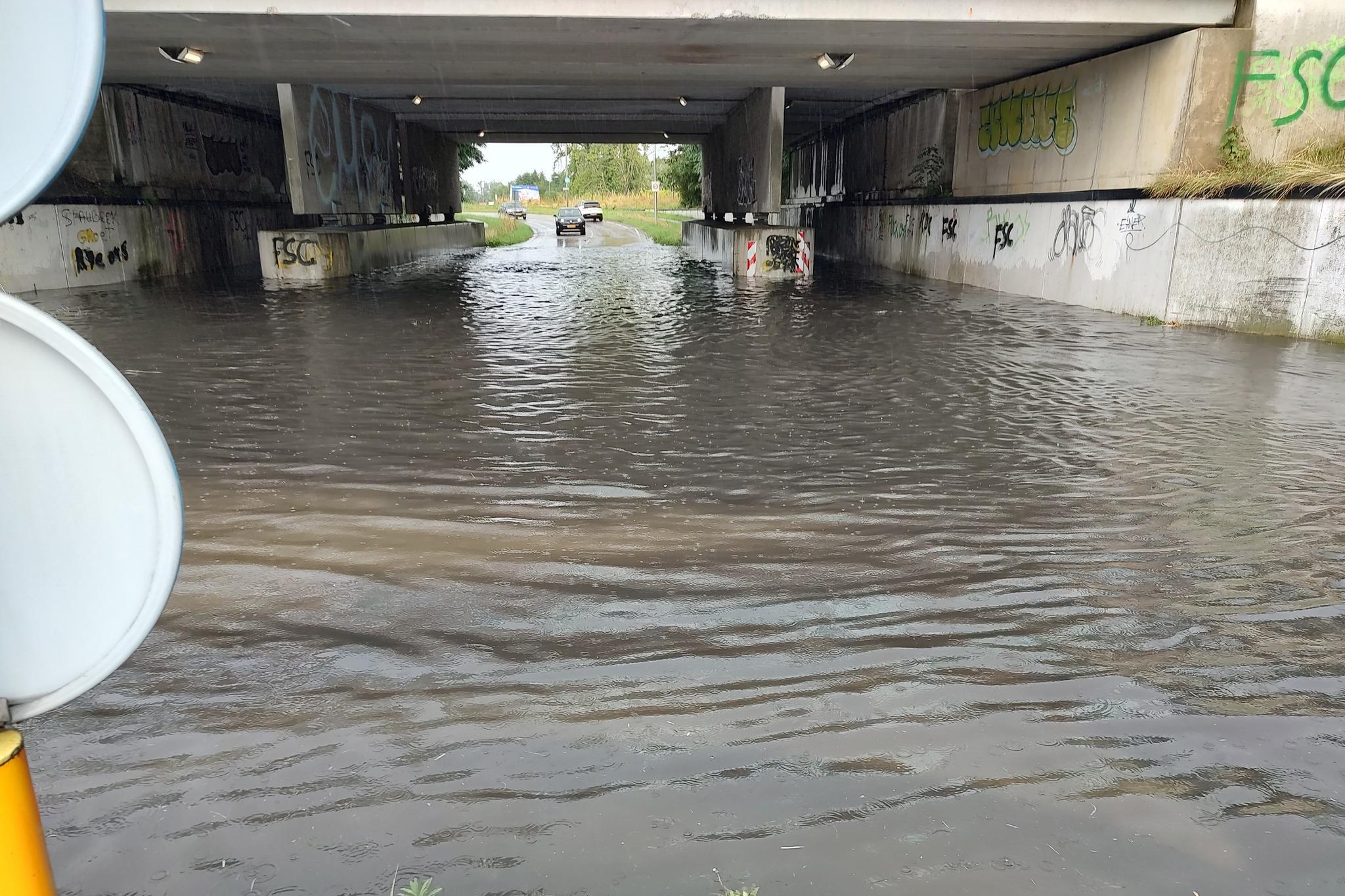 Wateroverlast bij viaduct tussen Geleen en Spaubeek wordt aangepakt, Rijkswaterstaat plaatst nieuwe 