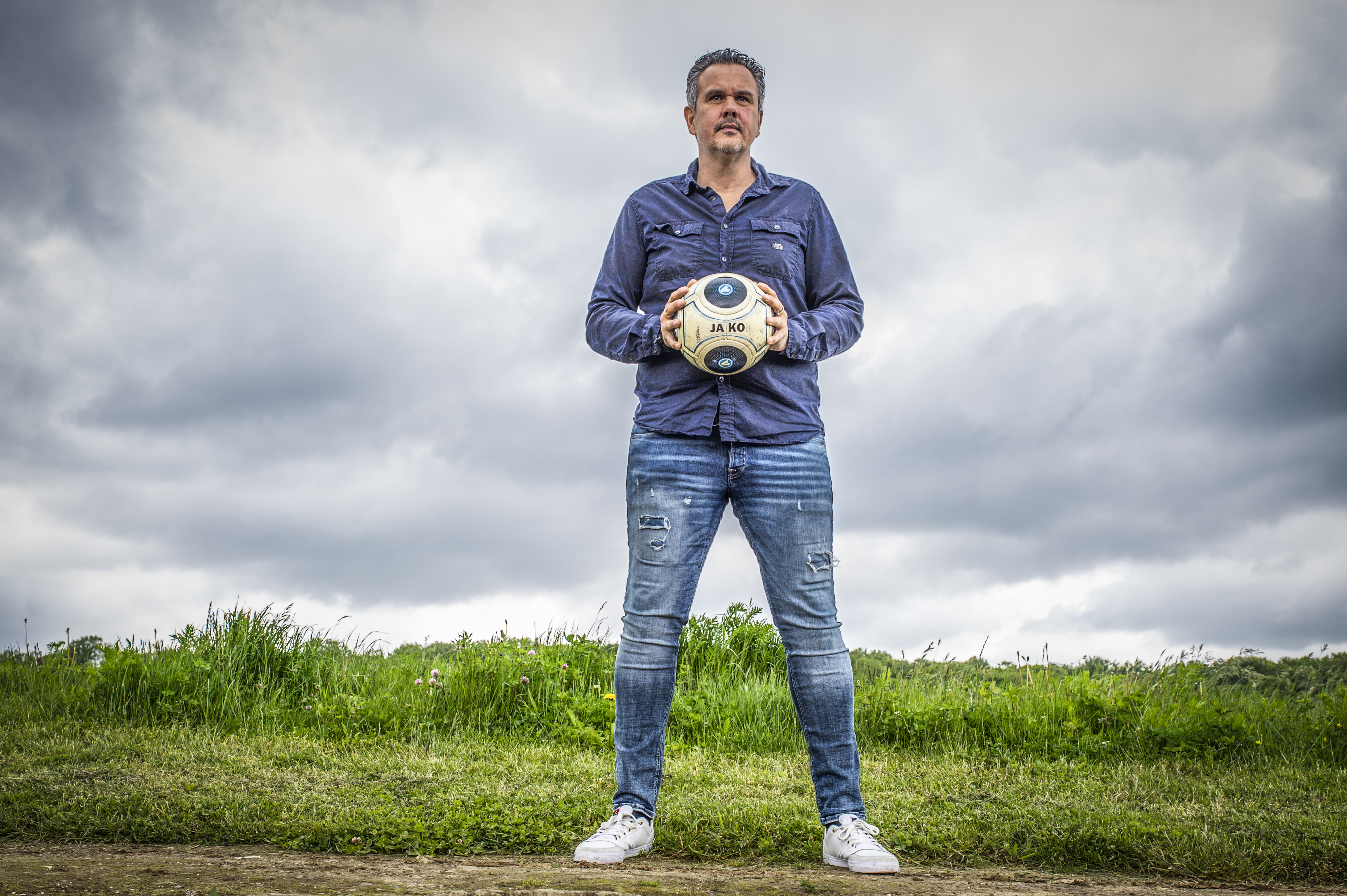 Jeugdkeepers krijgen training van oud-prof Sieb Dijkstra: ‘Ook al gaat het slecht, blijf in jezelf g