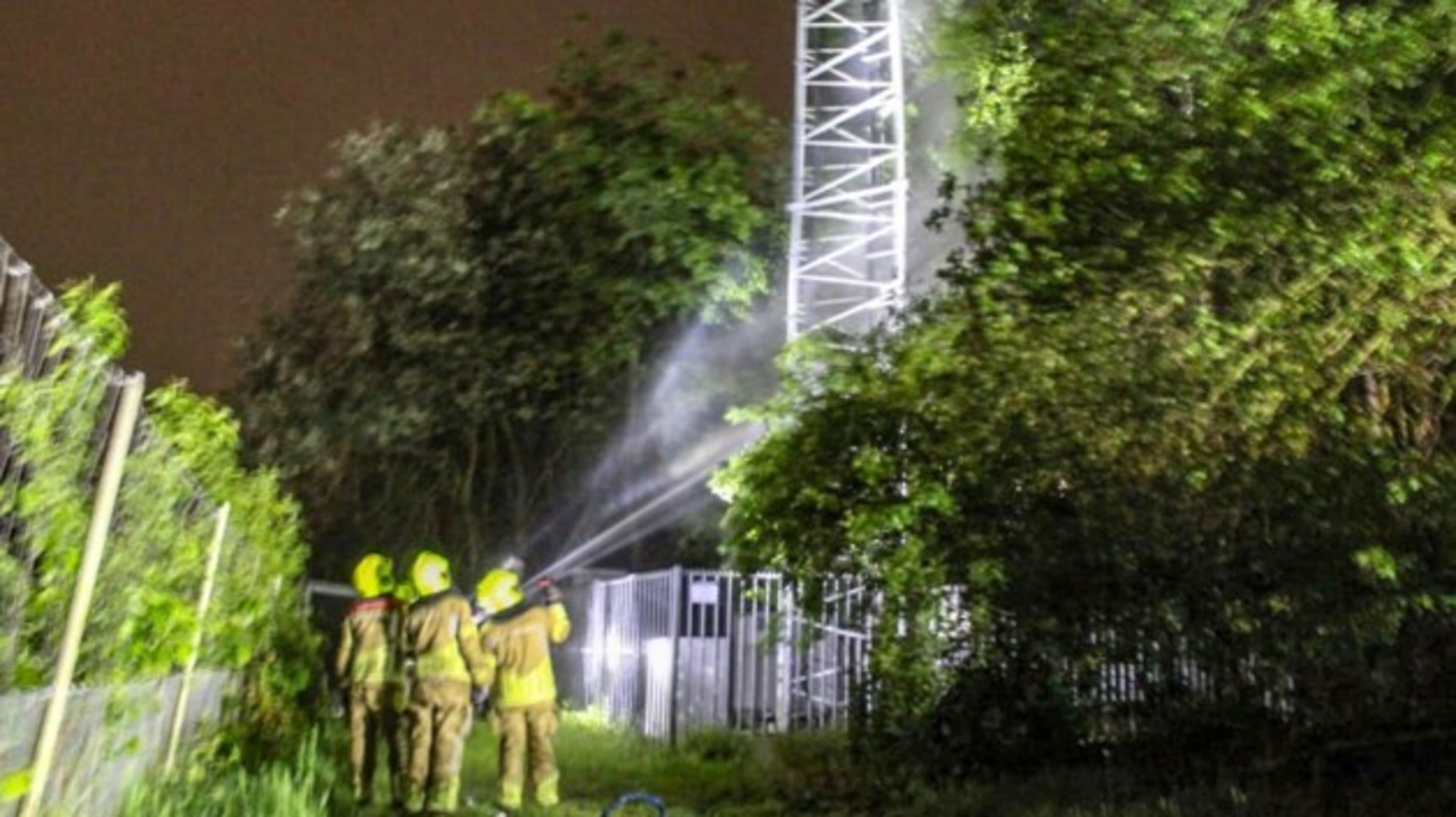 Man die zendmast in Maasbree in brand stak ‘heeft niets tegen 5G’ en handelde ‘in een opwelling’