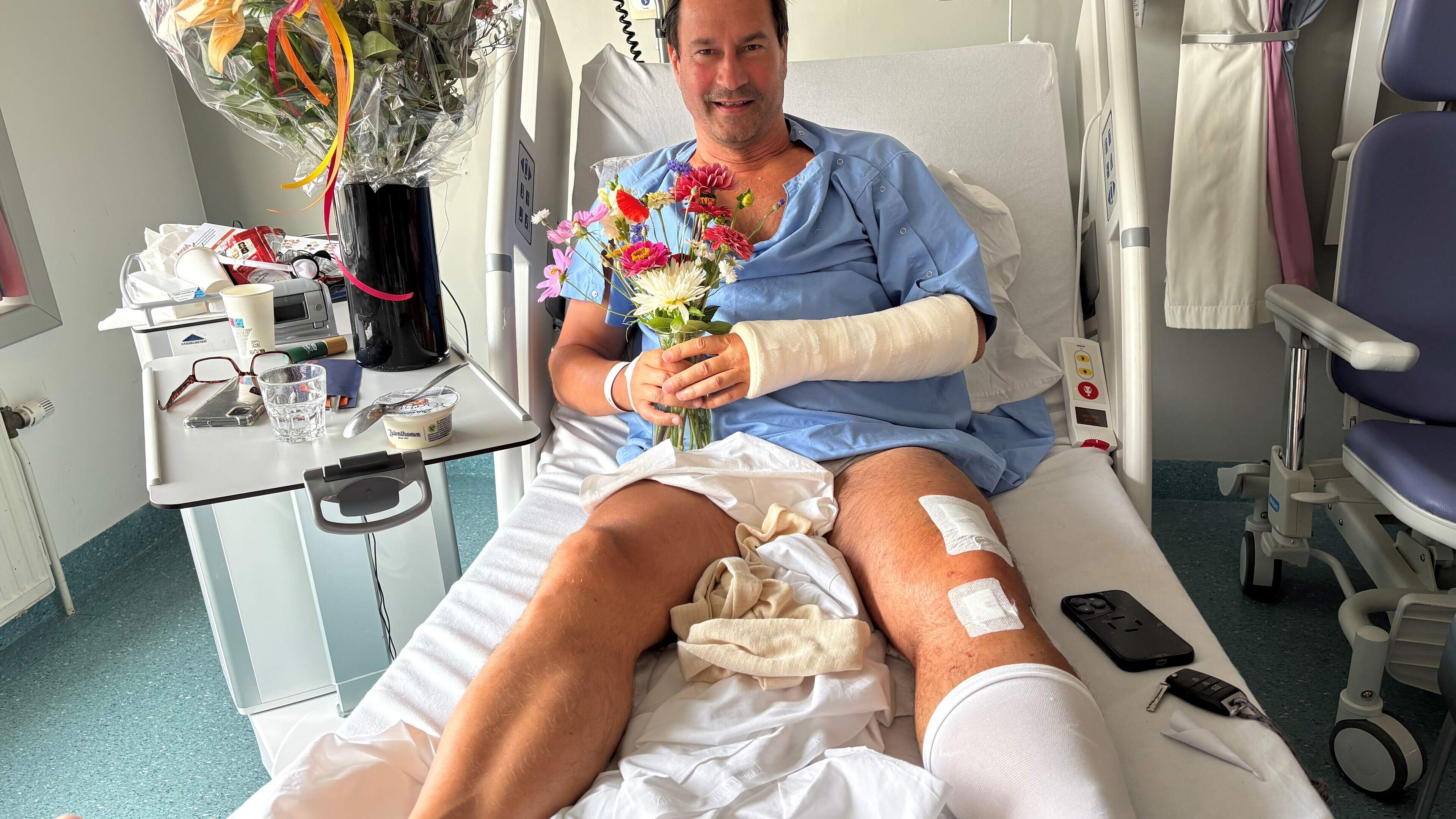 Figurant Evgeny na laatste Bokkenrijders-show met dubbele beenbreuk en gebroken arm in ziekenhuis: ’