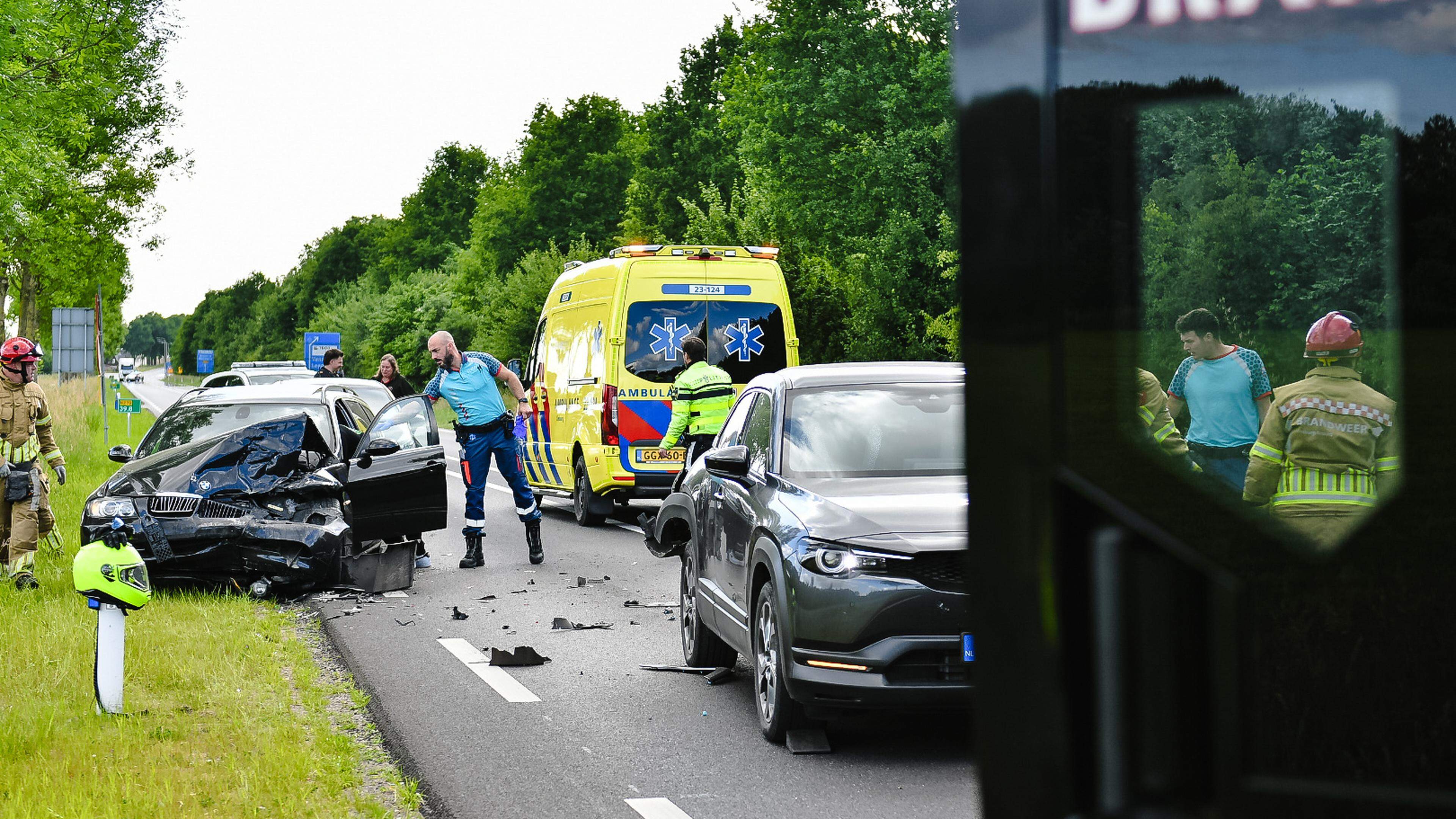 Persoon gewond bij botsing tussen twee auto’s op N270 bij Leunen