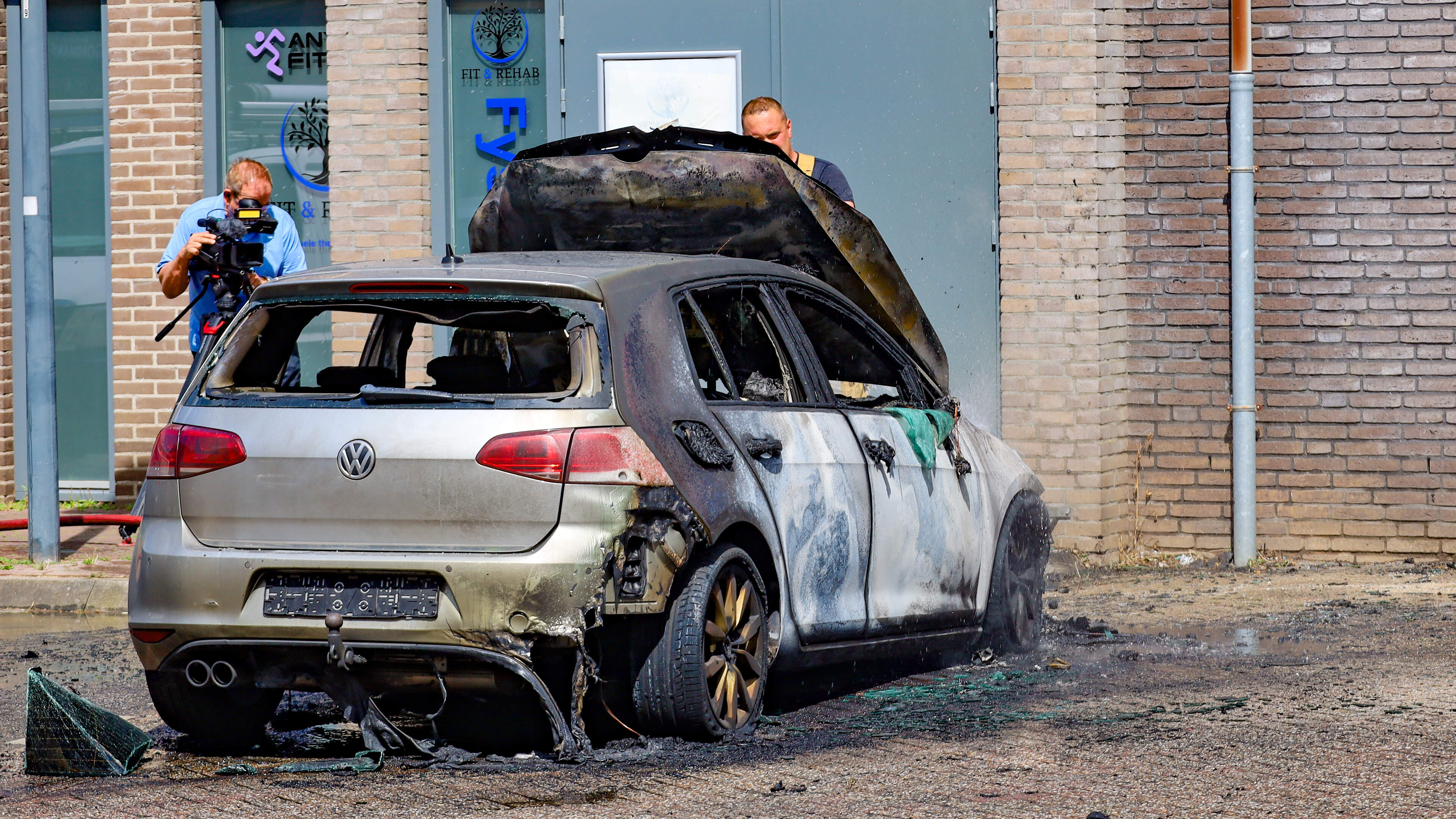 Winkels ontruimd en waterleiding gescheurd nadat auto volledig uitbrandt in centrum Swalmen