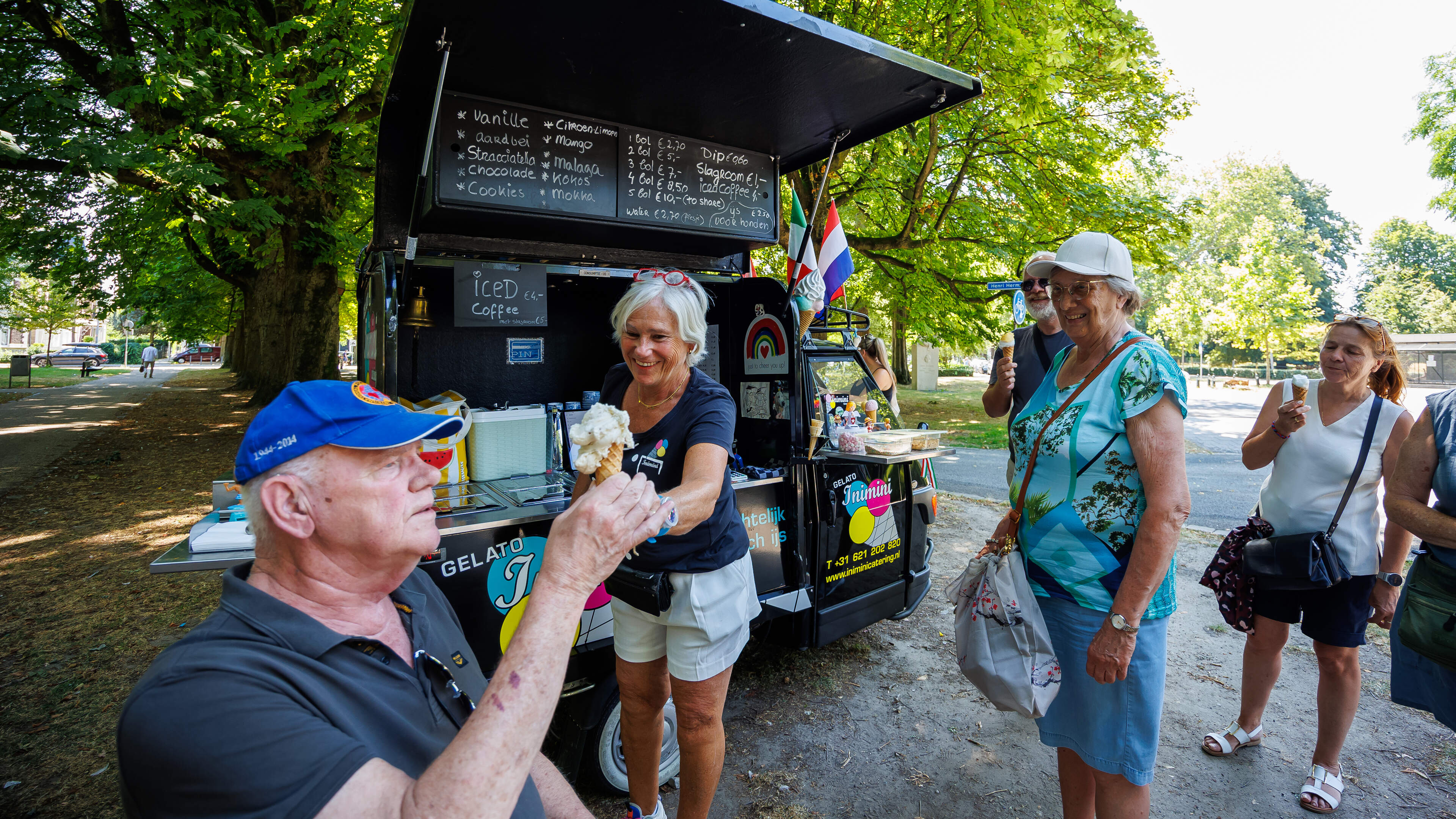 Diane Kemps trekt elke zomer in Maastricht veel bekijks met haar snoezige Piaggio: ‘Kan er zoveel ij