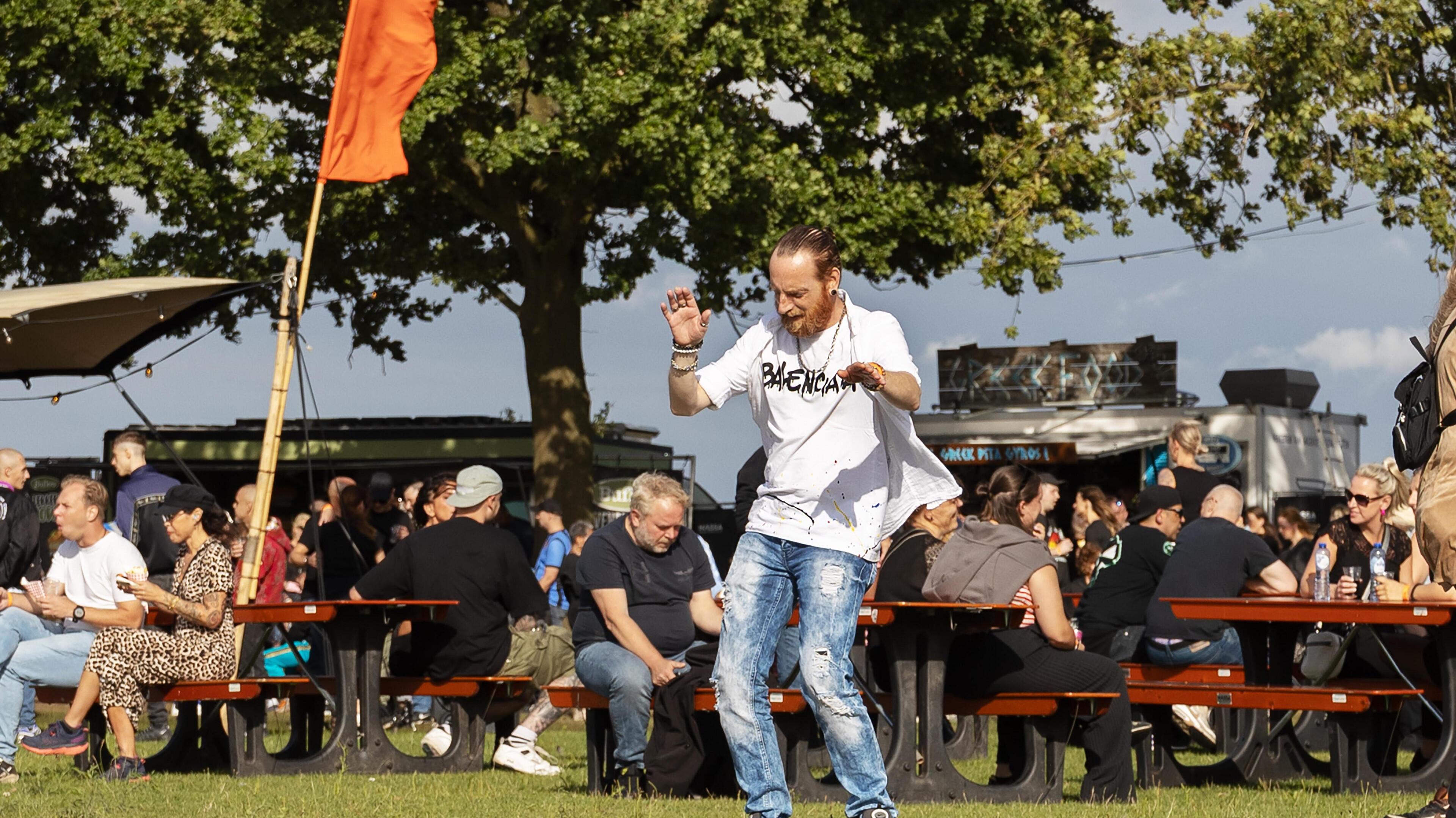 Hakkûh, hardcore en housen: 6000 bezoekers gaan terug naar de gabbertijd op Smashed Potatoes in Reuv