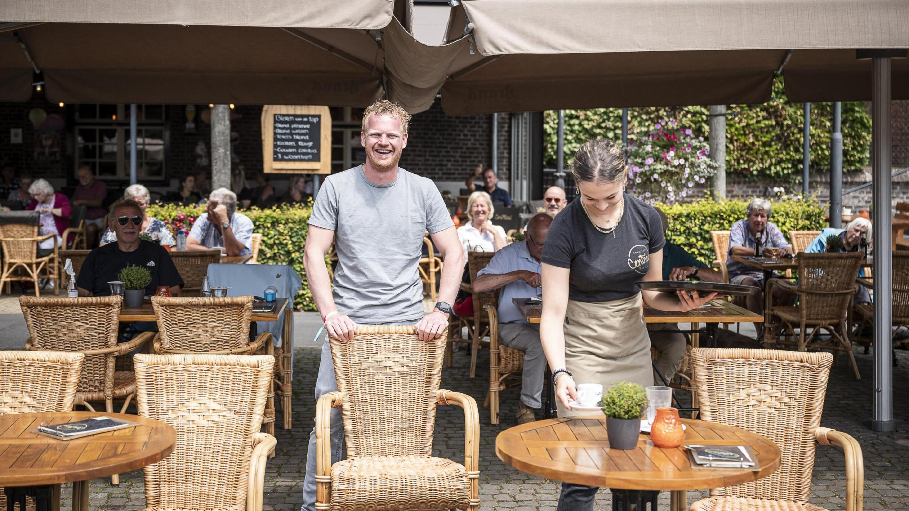Jeroen veranderde bruine kroeg in restaurant en heeft nu het beste terras van Limburg: ‘Dit overtref
