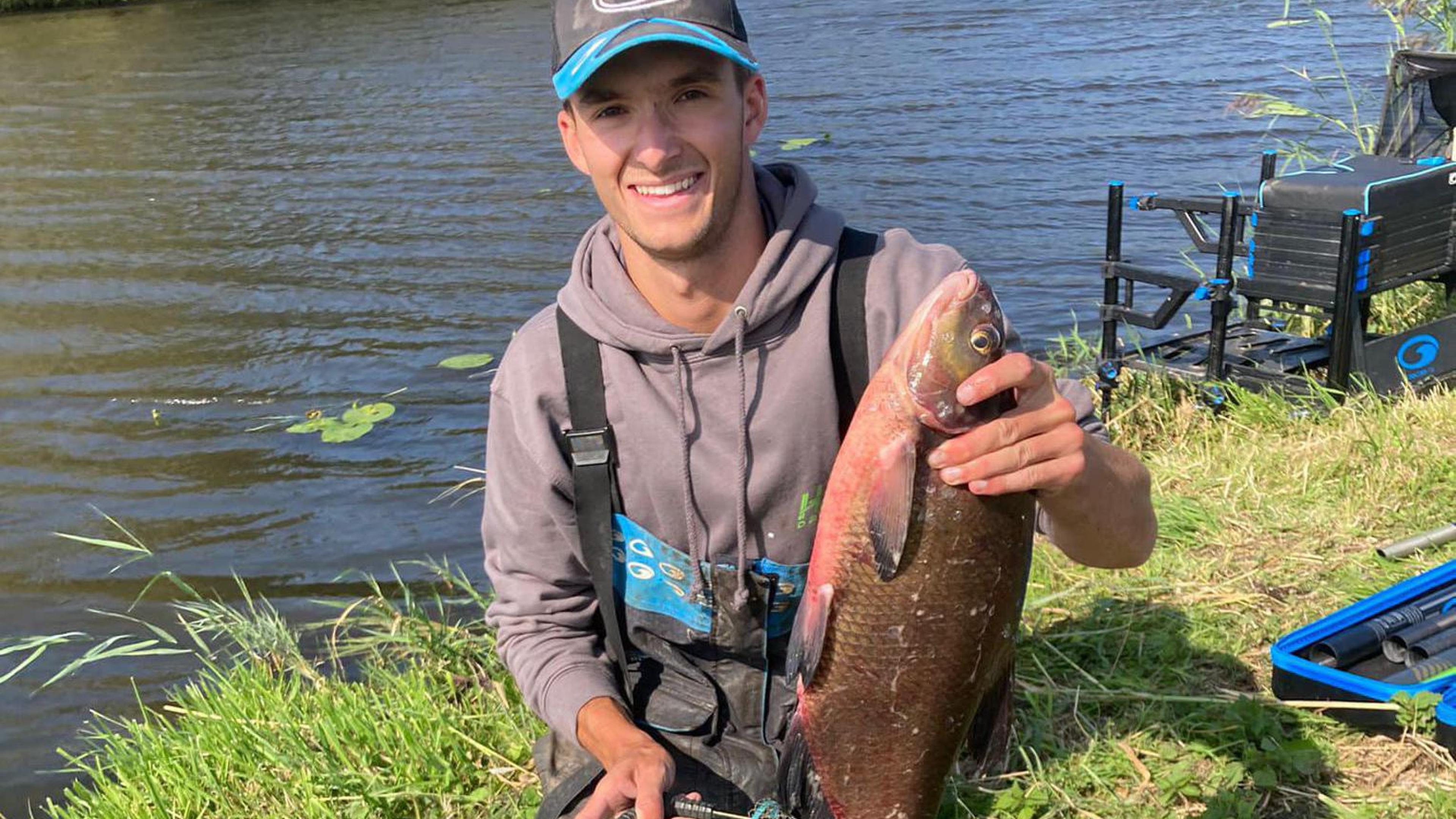Bram (20) uit Linne twijfelde over deelname aan NK zoetwatervissen, maar hengelt met vangst van bijn