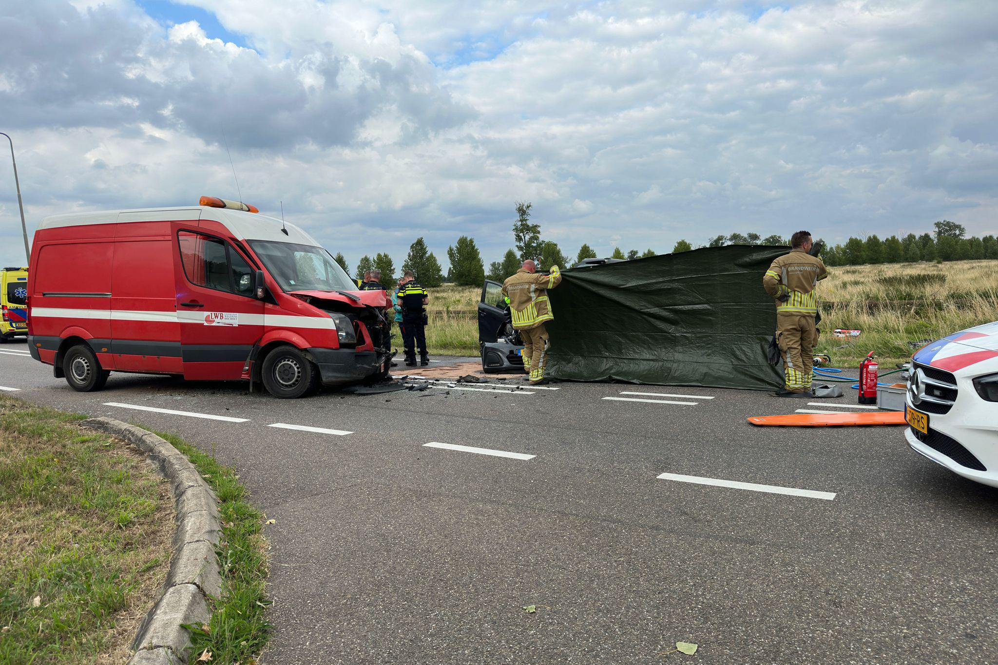 Twee gewonden bij aanrijding tussen personenauto en bestelbus op N296 bij Roosteren