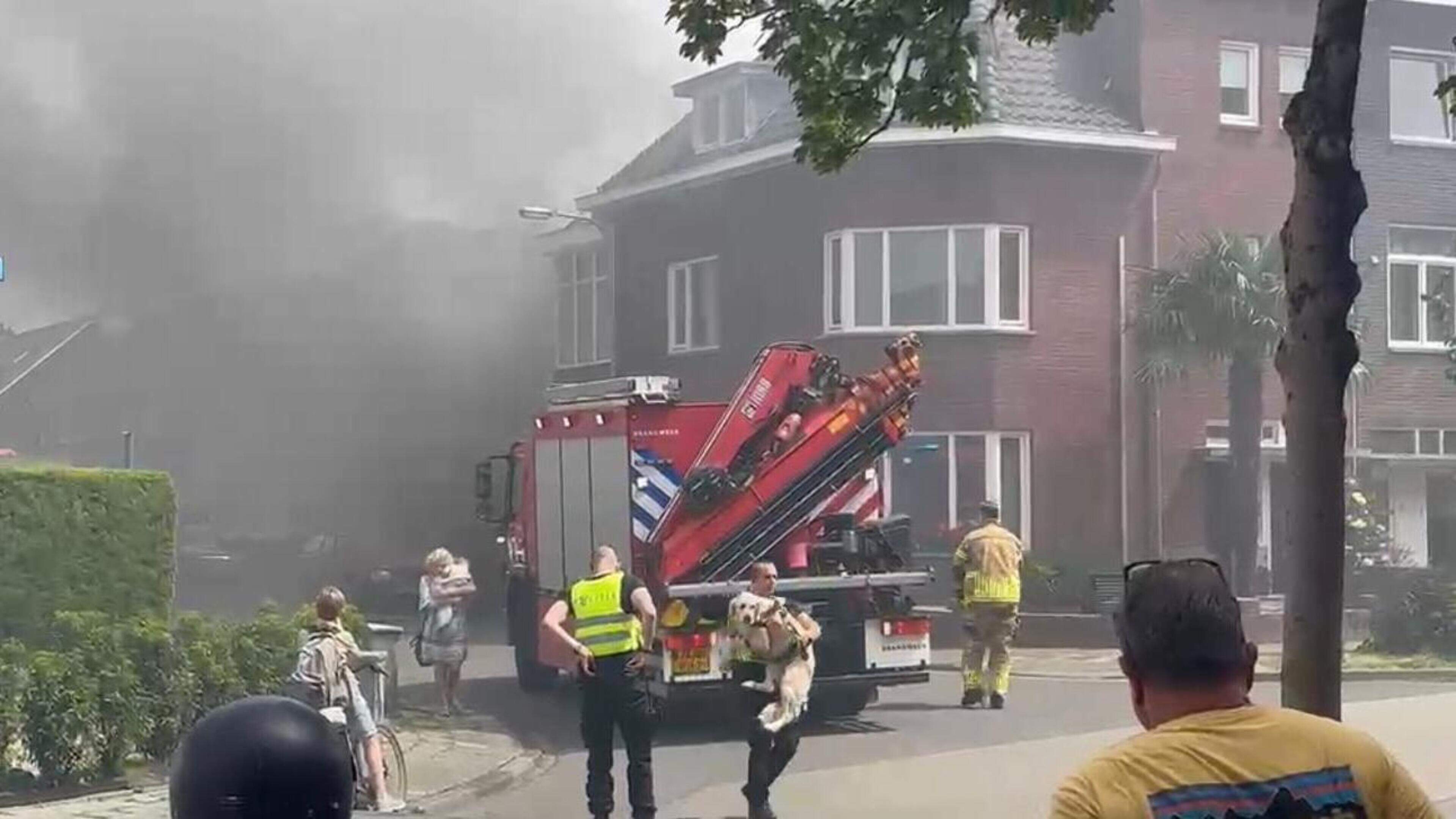 Grote uitslaande brand in woonwijk Maastricht, omwonenden geëvacueerd