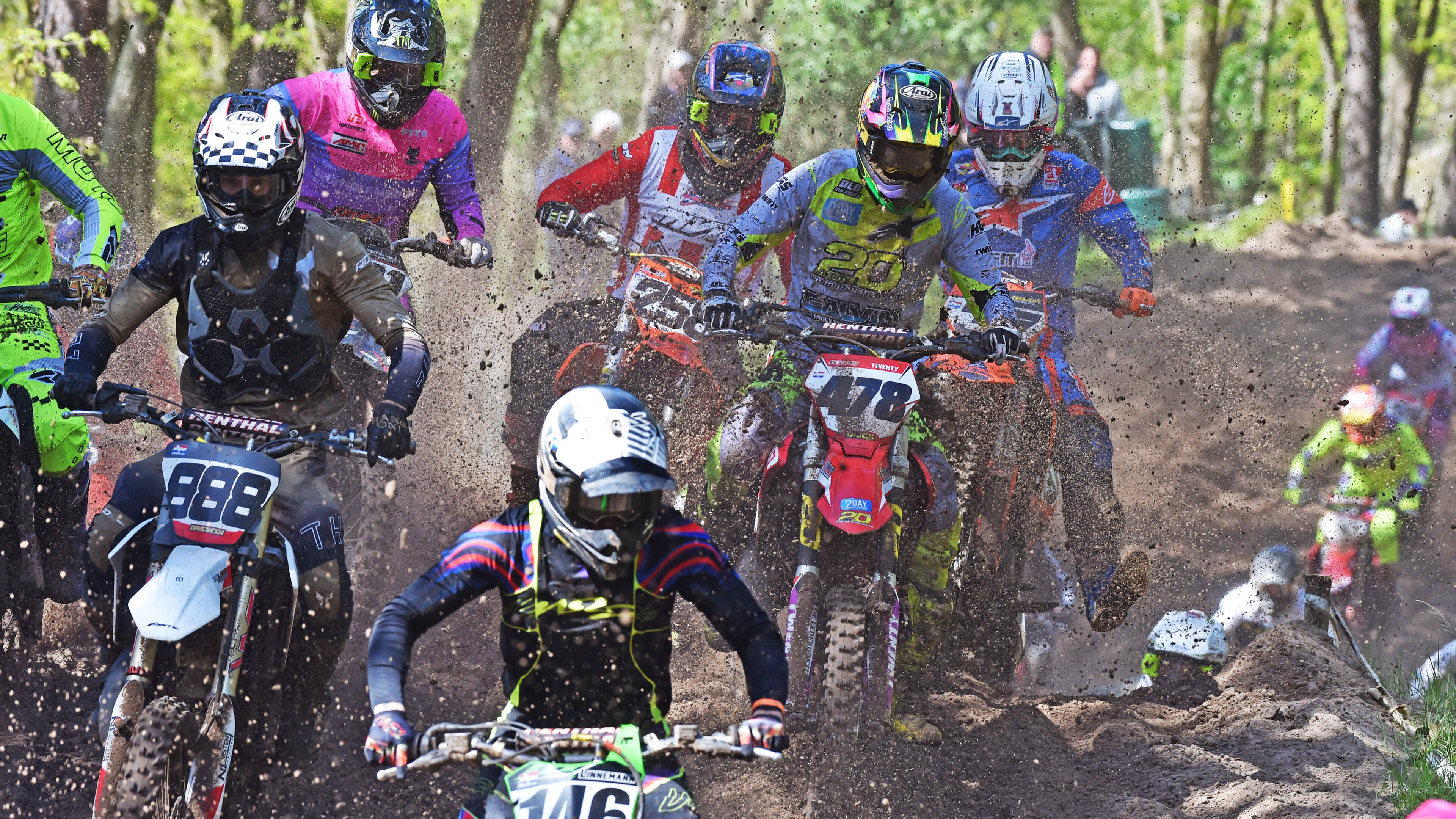 Damien Knuiman onbedreigd naar zege bij NK-wedstrijd motorcross in Horst