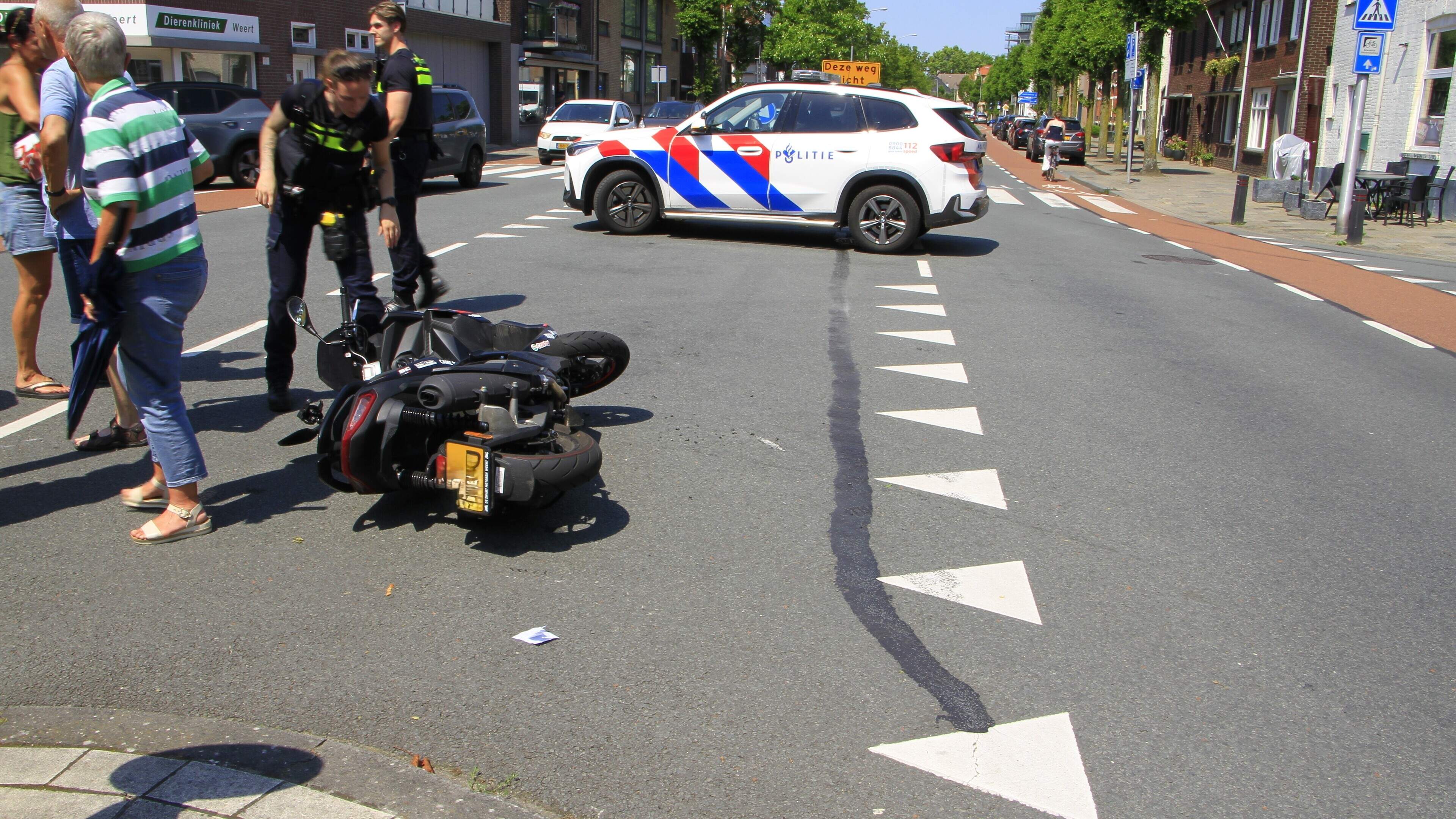 Fietsster gewond naar het ziekenhuis na aanrijding met auto in Staphorst.