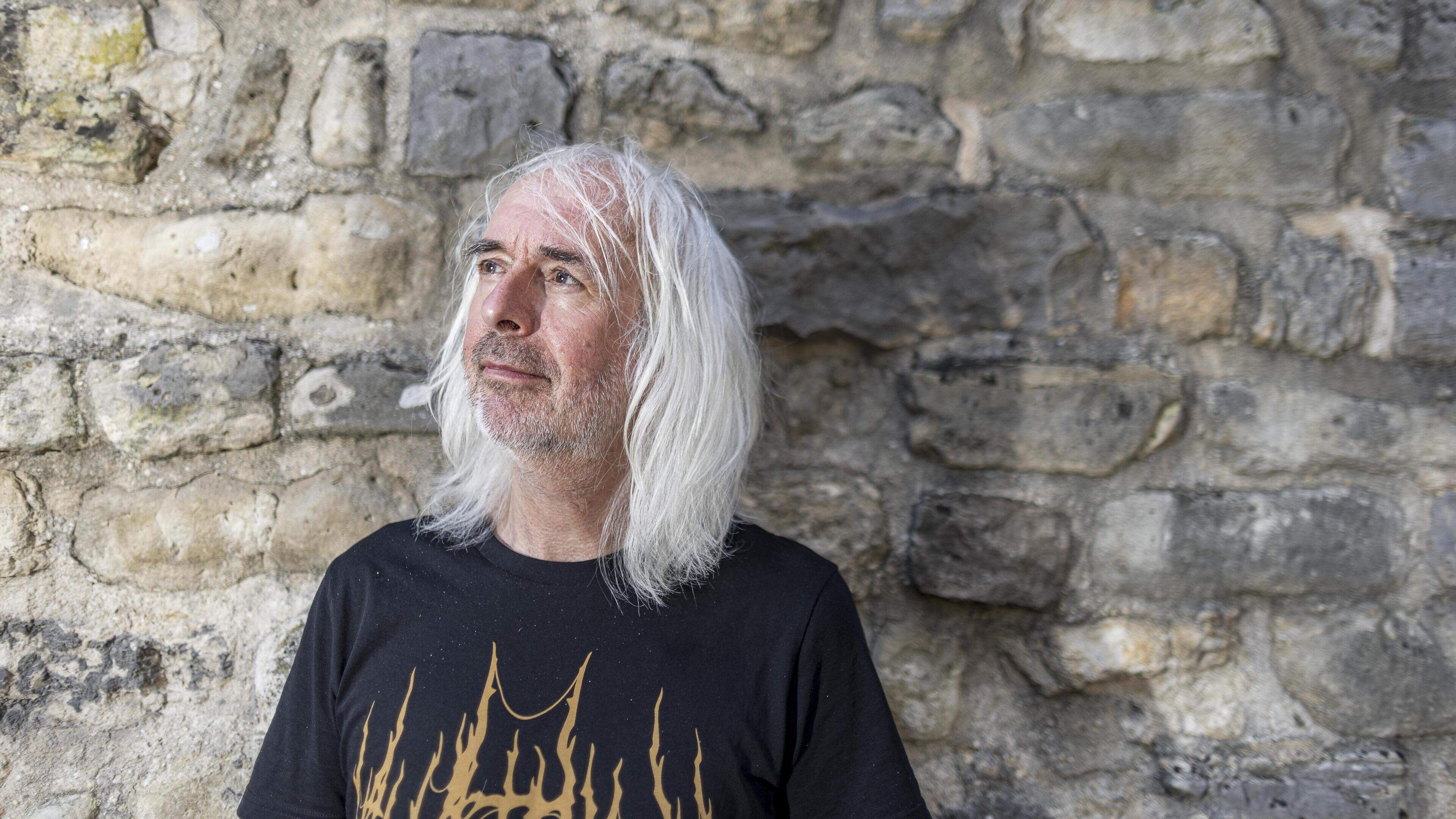 Ambtenaar Luc uit Heerlen schrijft over het leven met heavy metal en filosofie: ‘Mijn drumsticks wer