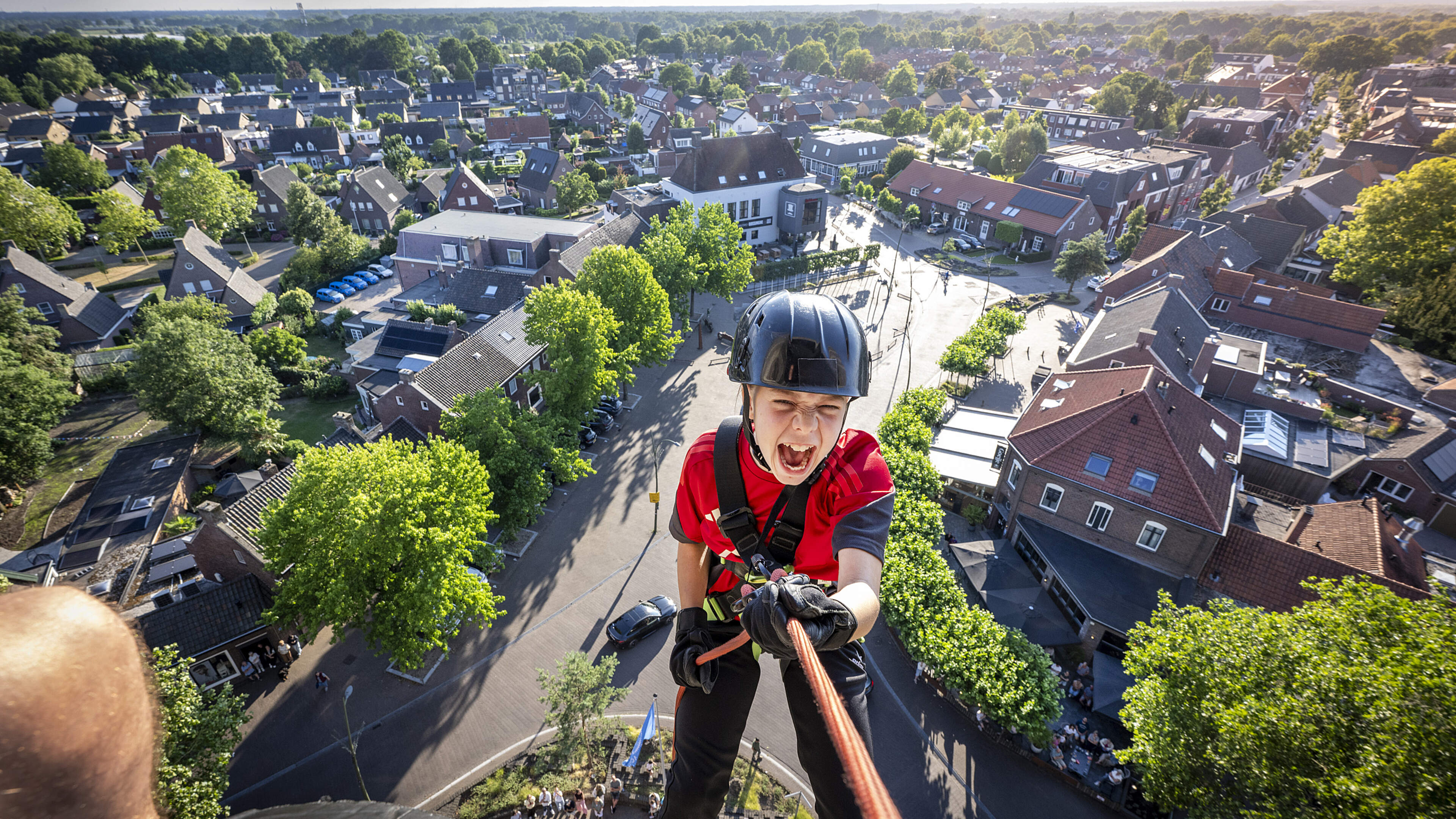 Groepachters van basisschool in Helden springen letterlijk in het diepe