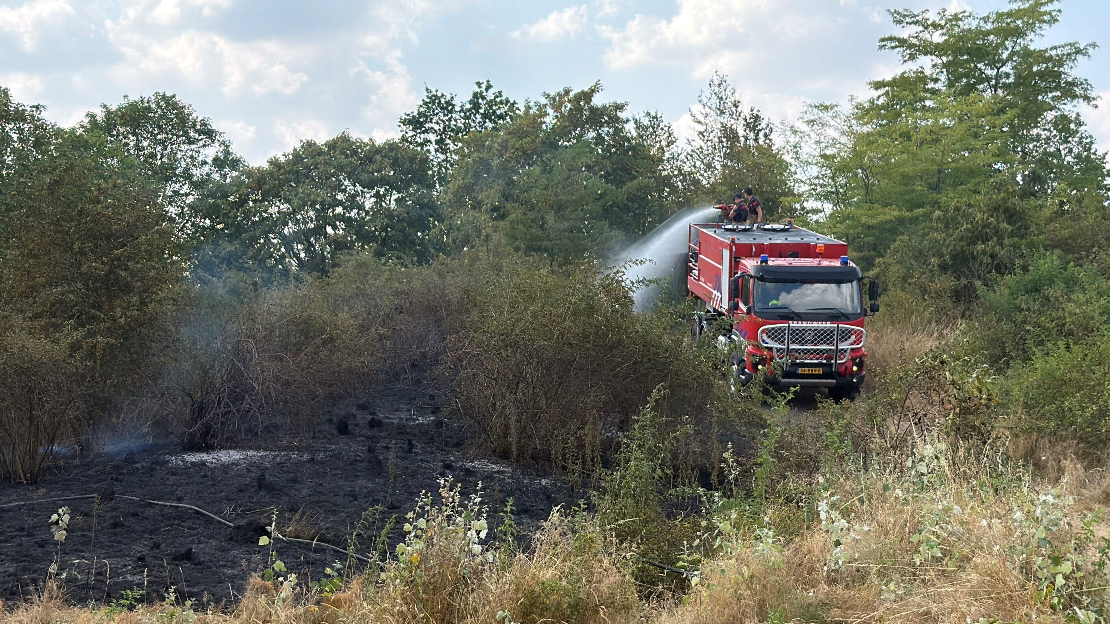 Brandweer rukt uit voor natuurbrand in buitengebied Hoensbroek