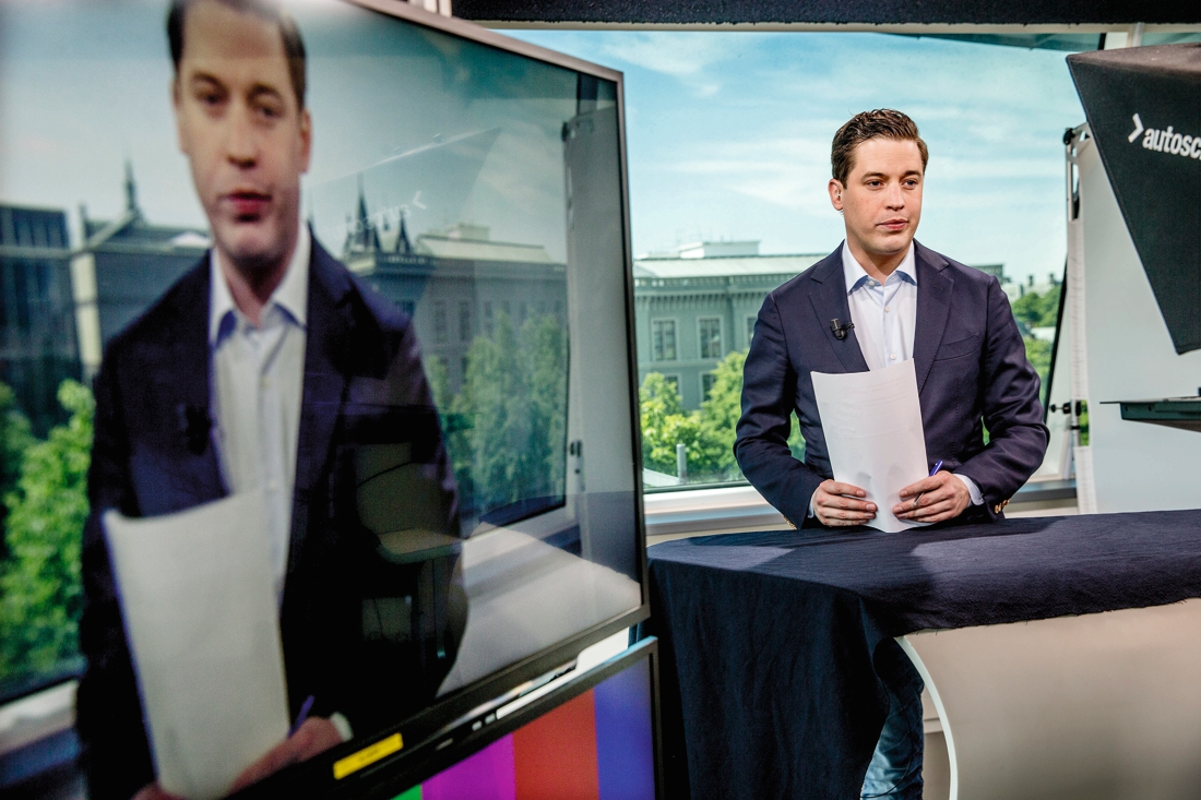Politiek verslaggever Fons Lambie gebiologeerd door het Binnenhof