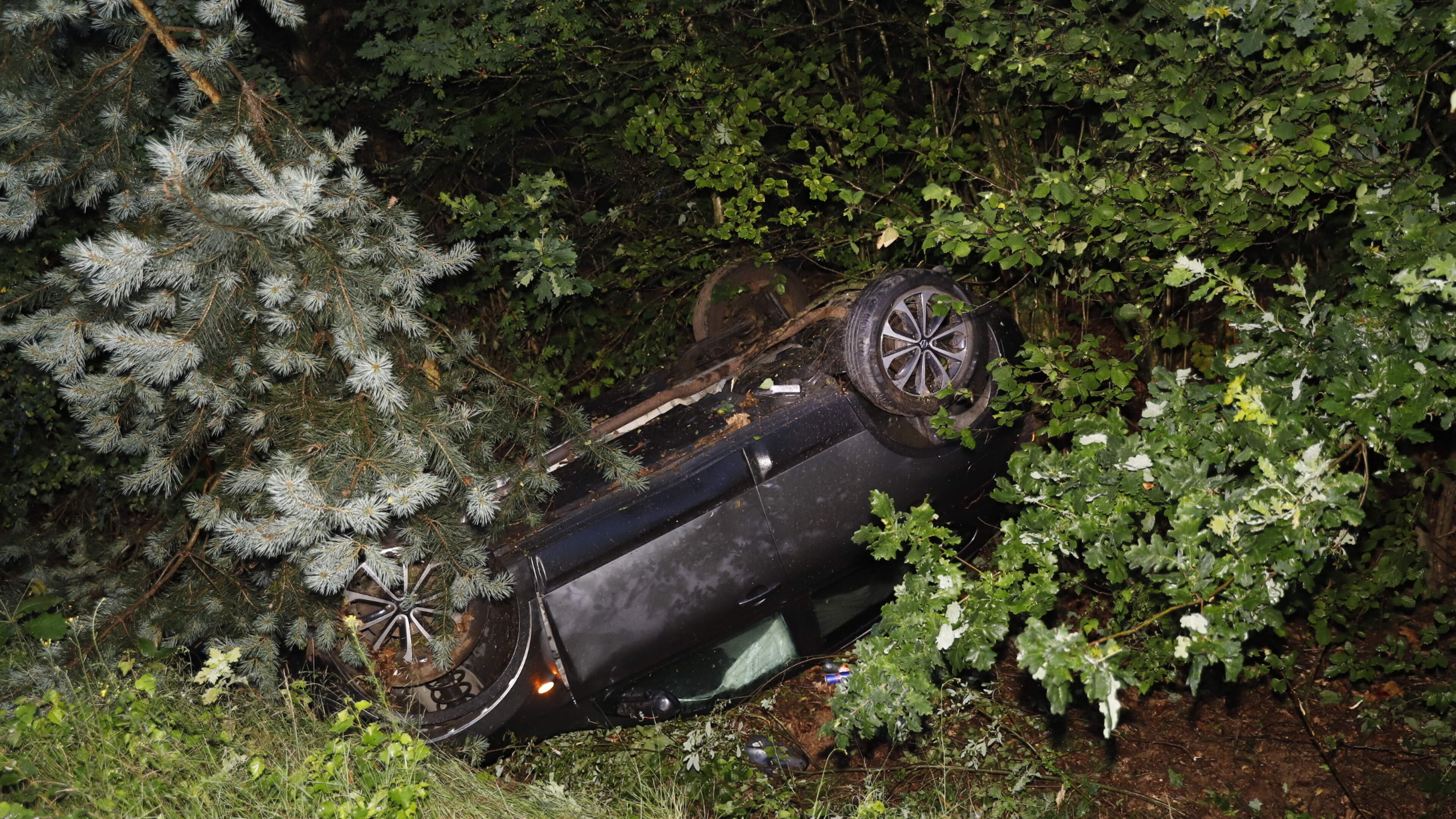 Auto belandt op de kop na eenzijdig ongeval op de A73 bij Overloon