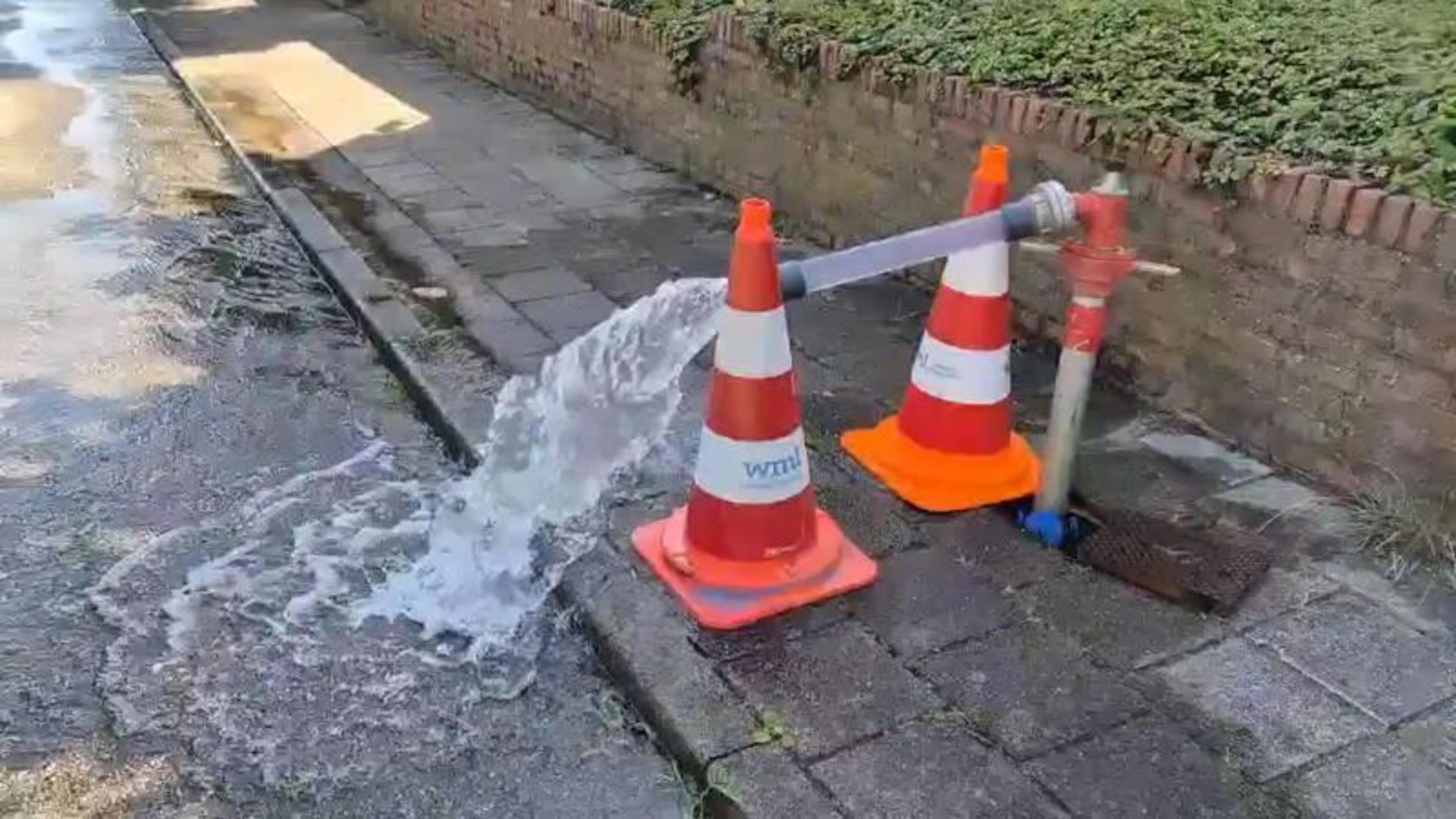Water stroomt weg in Herten