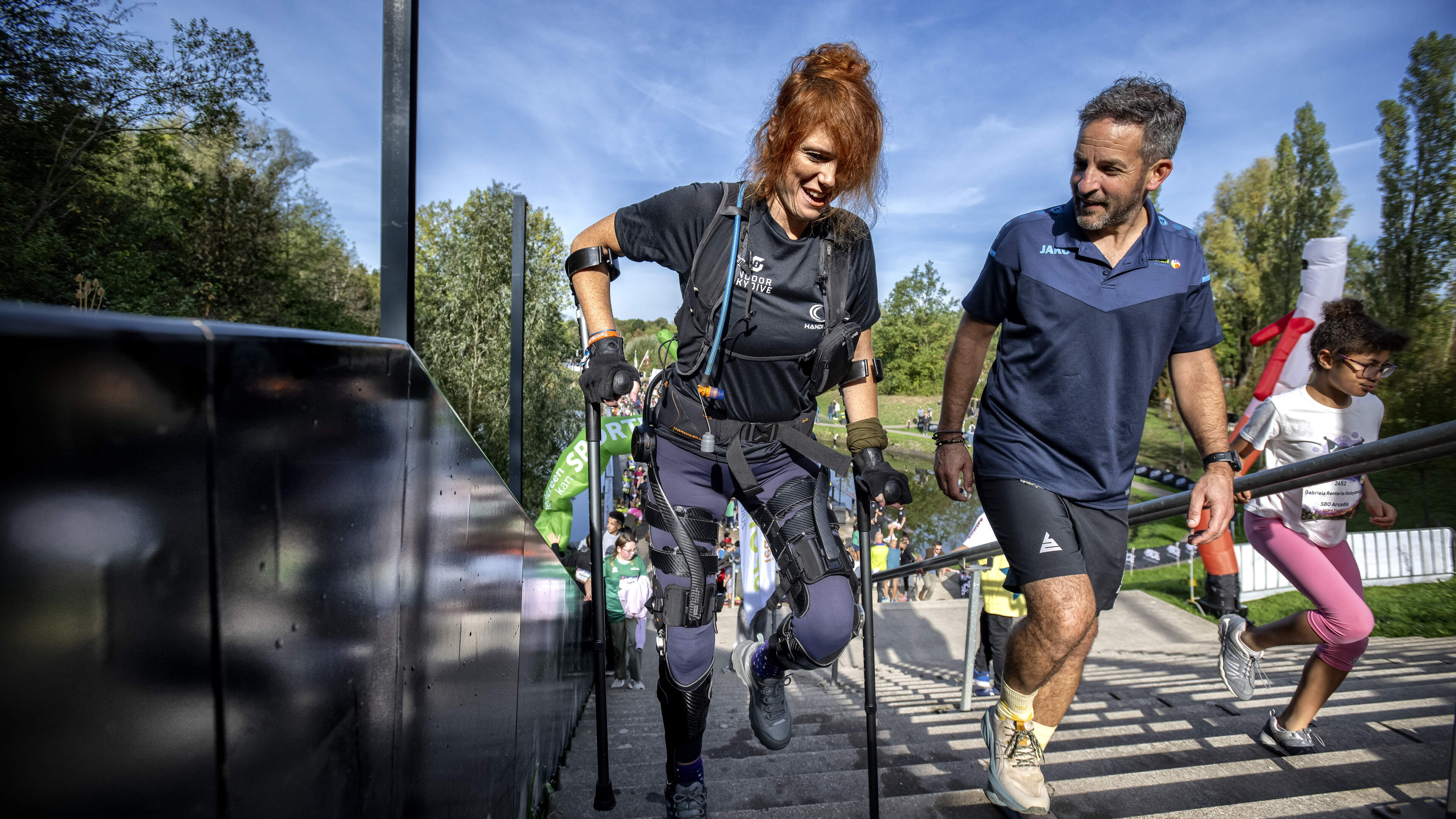 Sabrina (45) heeft MS en loopt met AI-robotpak de Wilhelminaberg in Landgraaf op: ‘Onmogelijk is een