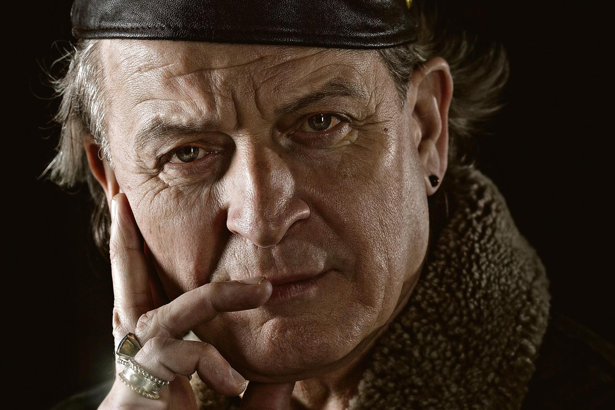 Operazanger Huub Claessens uit Ulestraten speelt de boeman in Mozarts ‘Zauberflöte’: ‘Ik vind mezelf