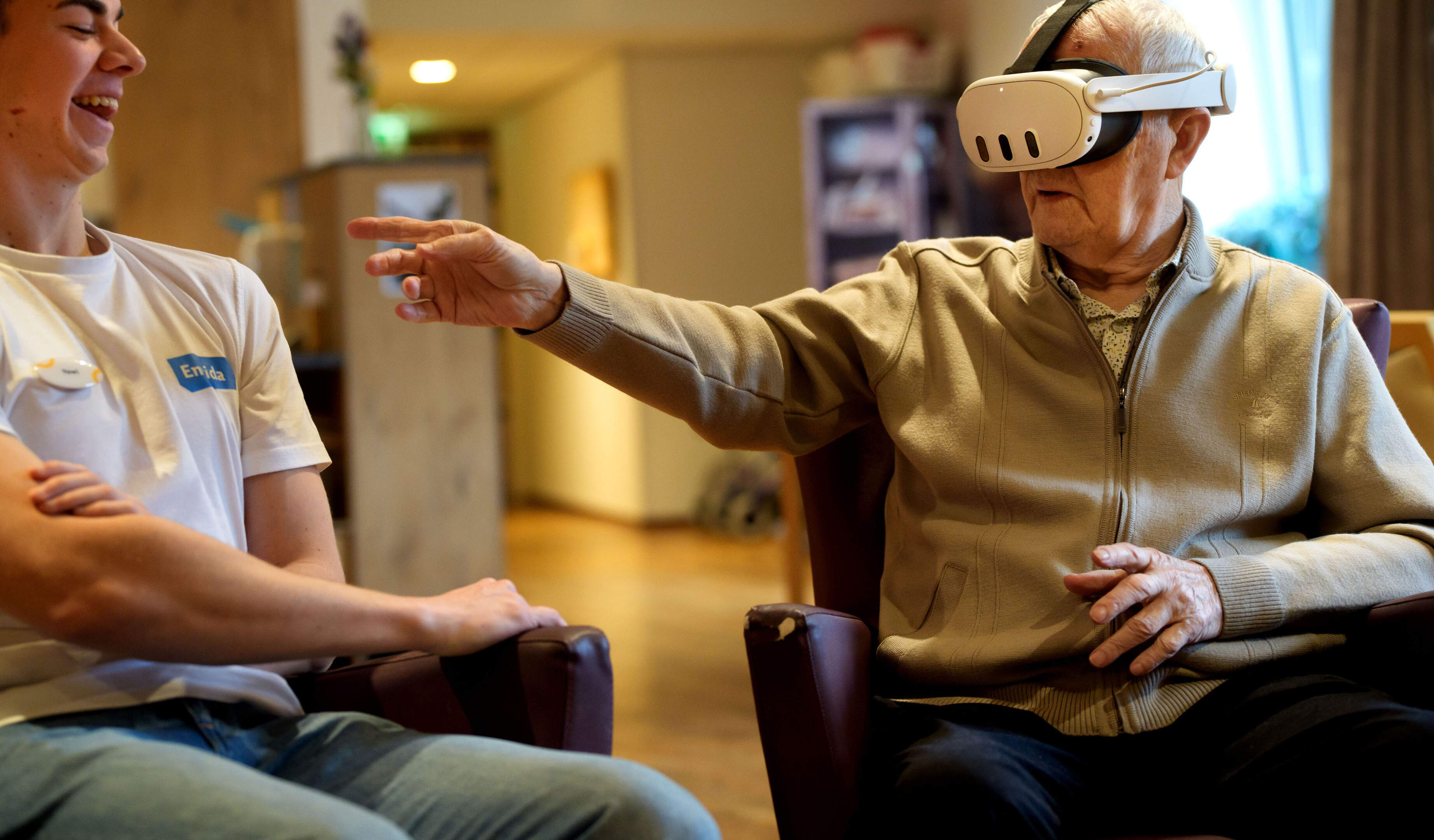 Yowi (19) uit Ulestraten geeft ouderen met dementie een reisje in hun herinneringen: ‘Een man zwaaid