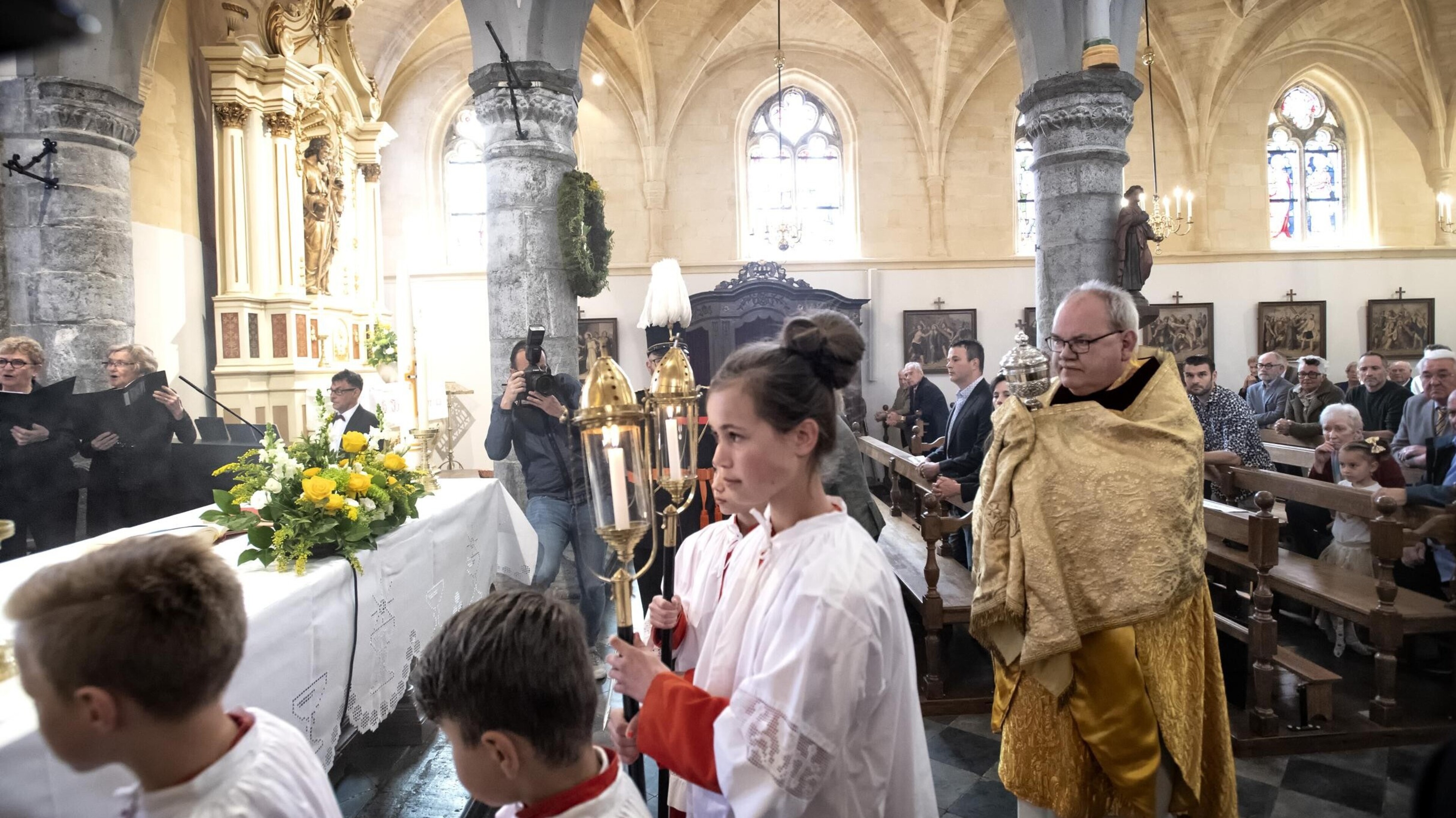 Noorbeek viert na verwoestende brand Pasen na een jaar weer in eigen kerk: ‘Onze Lieve Heer komt thu
