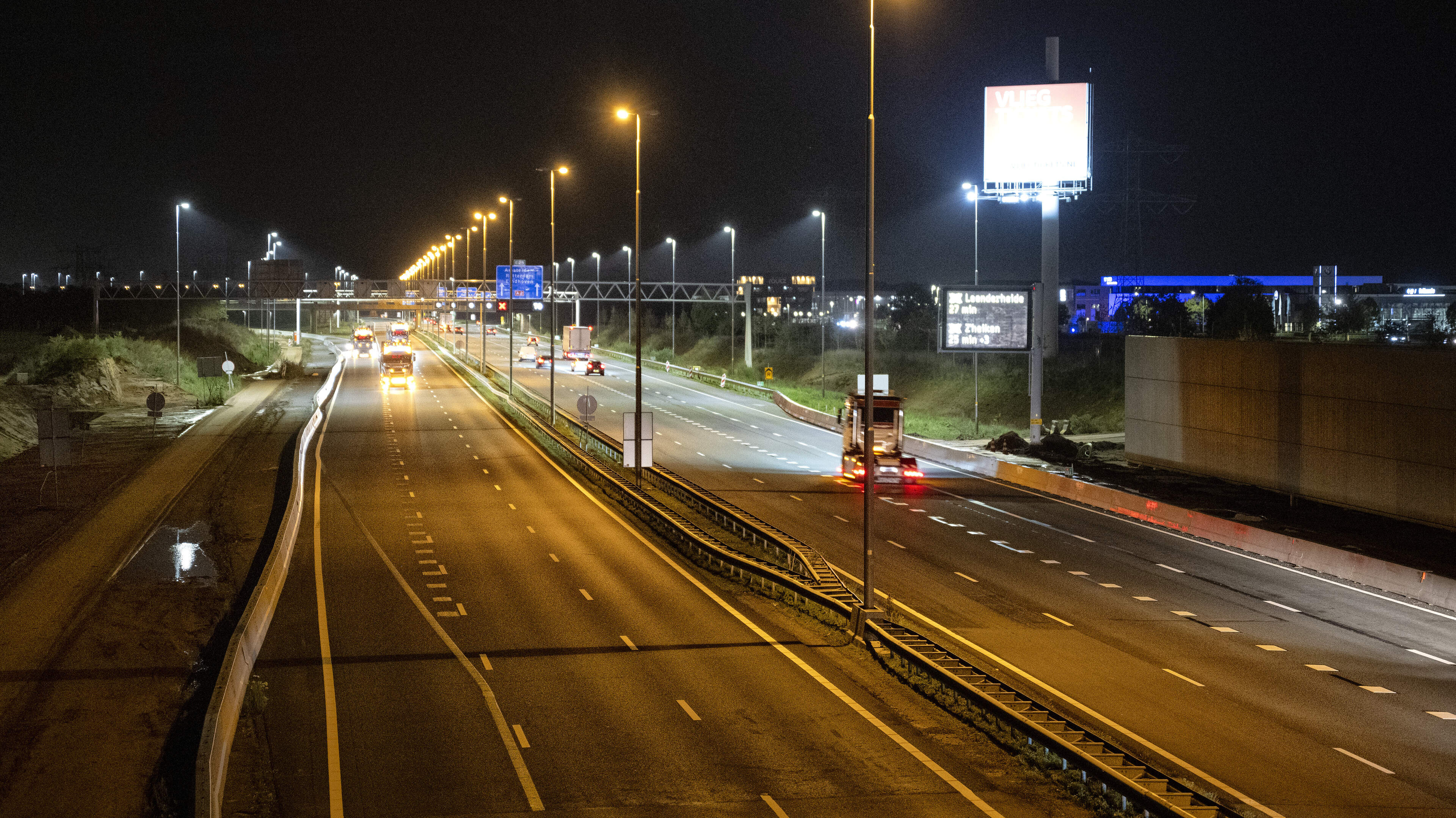 Wegwerkers volle bak aan de slag: A2 tussen Het Vonderen en Kerensheide nu in beide richtingen dicht