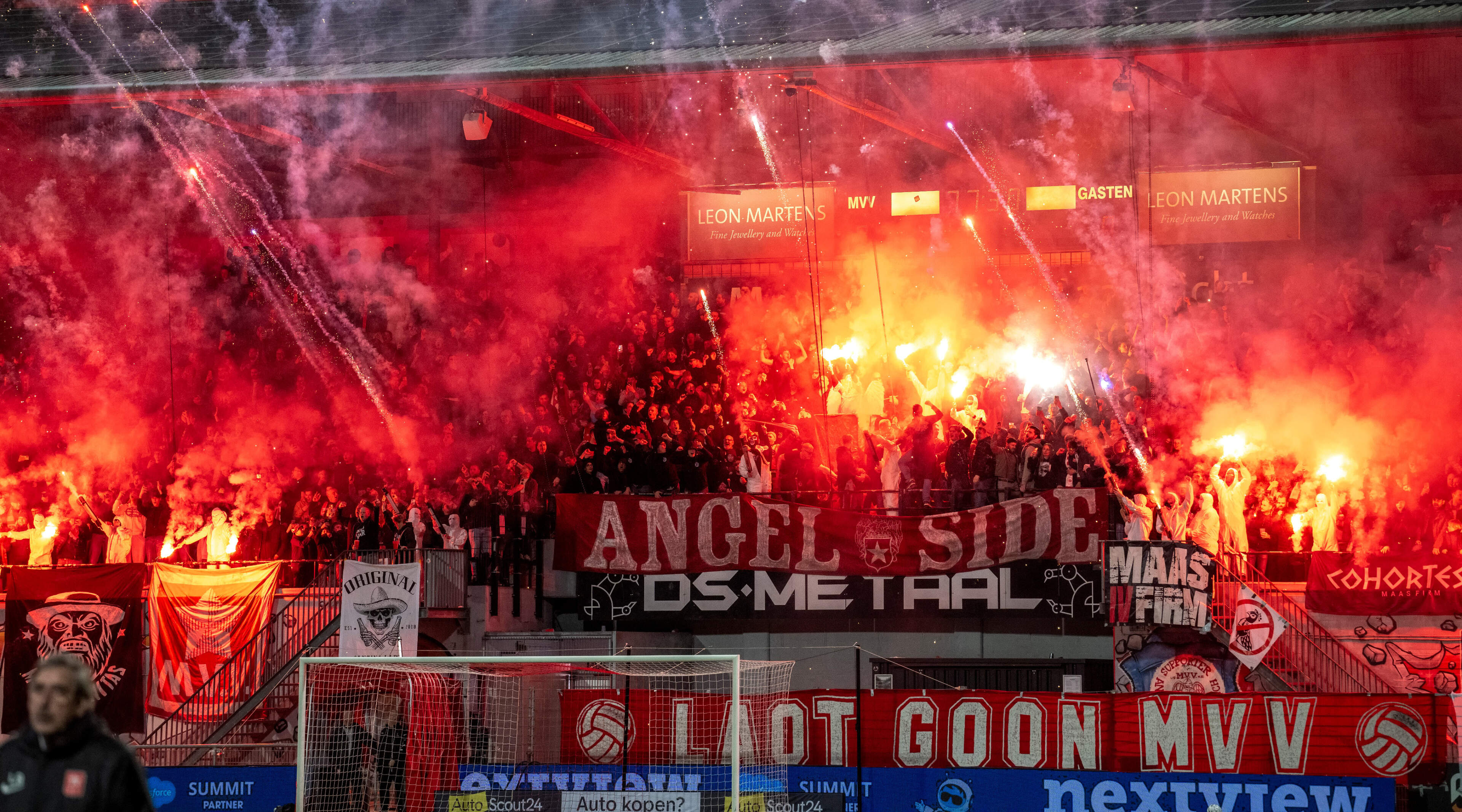 Jarige Angelside zet stadion in lichterlaaie met vuurwerkshows en andere sfeeracties: ‘We moesten ev