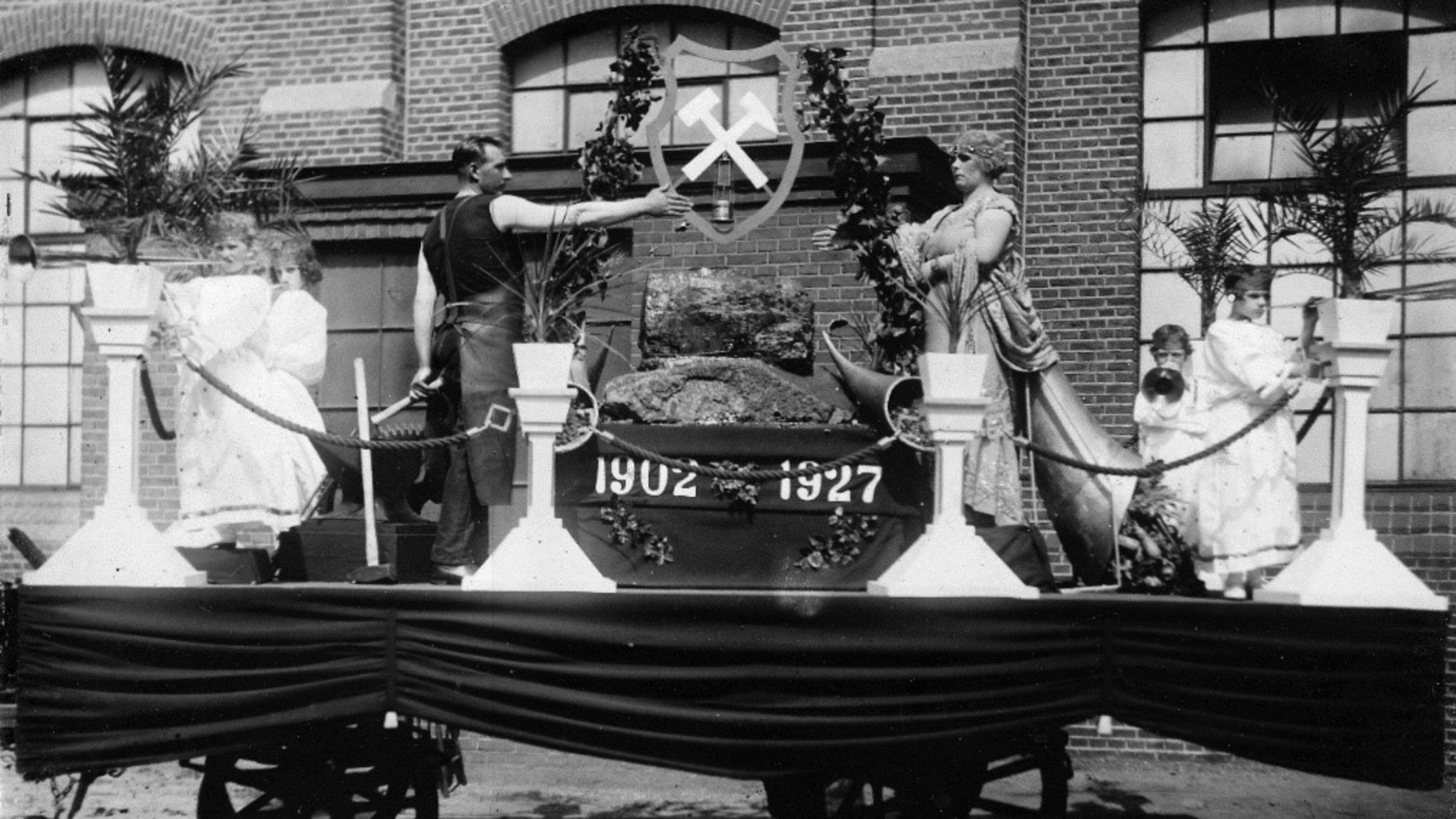 De jurk van koningin Wilhelmina belandde om de schouders van Elizabeth uit Oirsbeek: ‘Warme banden t