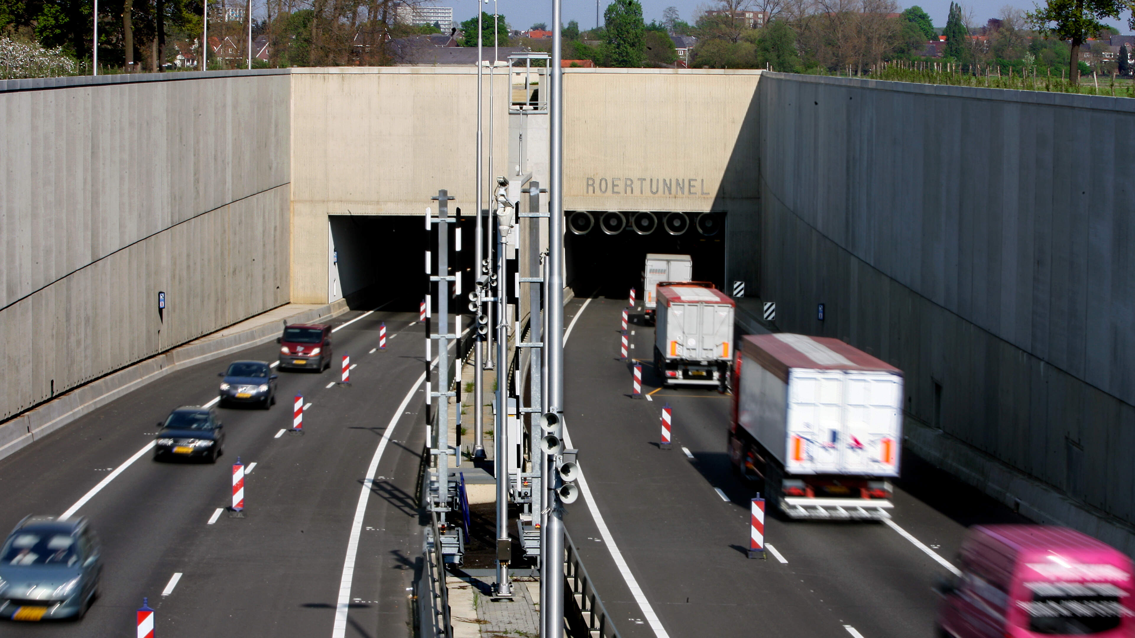 Roertunnel en Swalmentunnel tijdelijk afgesloten, verkeer loopt vast richting zuiden