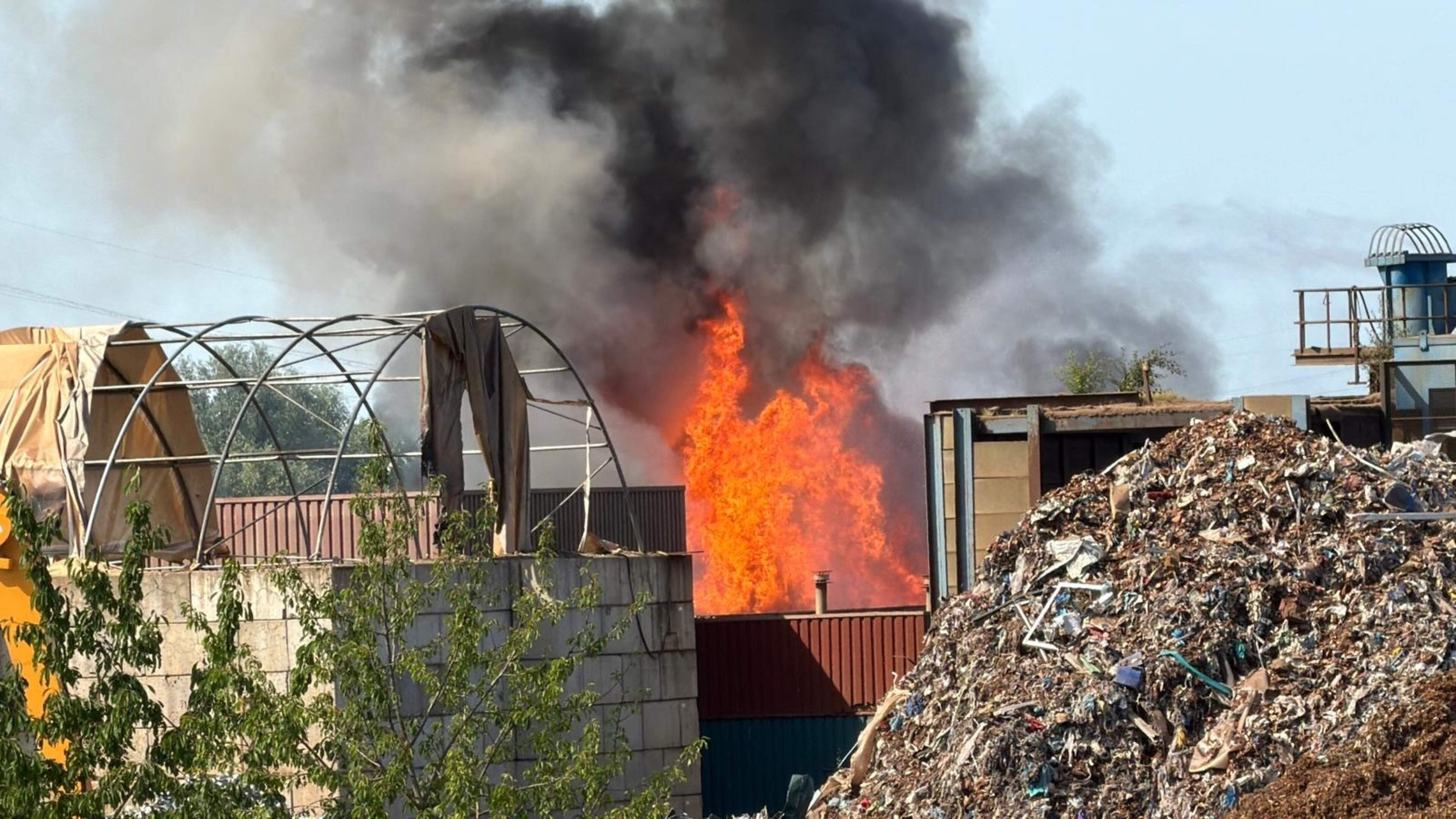 Grote brand bij recyclingbedrijf in Born, rookwolken in wijde omgeving te zien