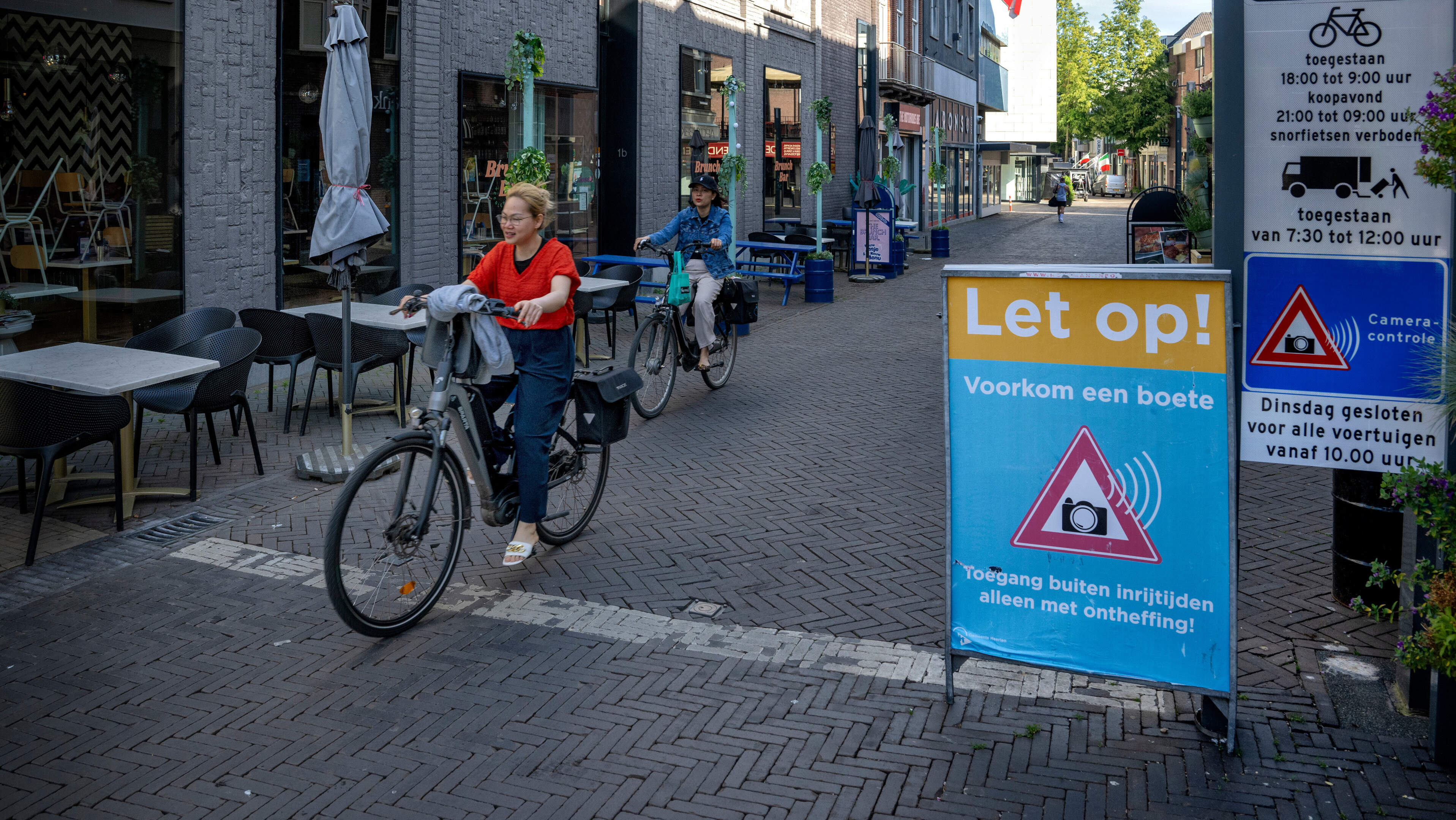 Helft houdt zich aan het uitgebreide fietsverbod in Heerlen: ‘Eigenlijk moeten die controles hier co