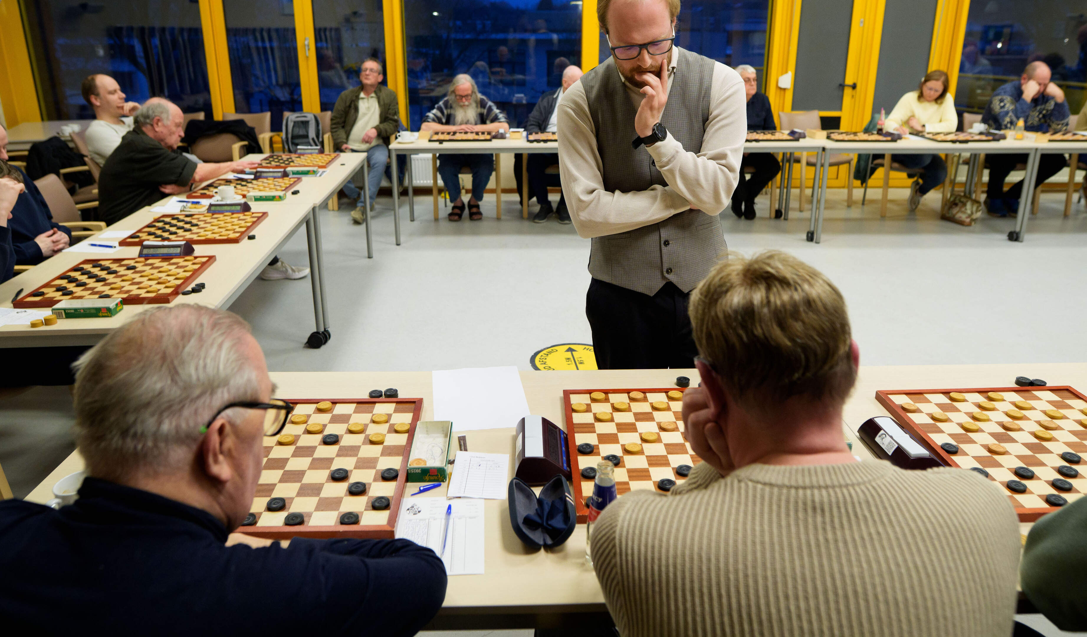 Een wereldrecord in de maak: in dit buurthuis in Hoensbroek verliezen twintig spelers tegelijkertijd