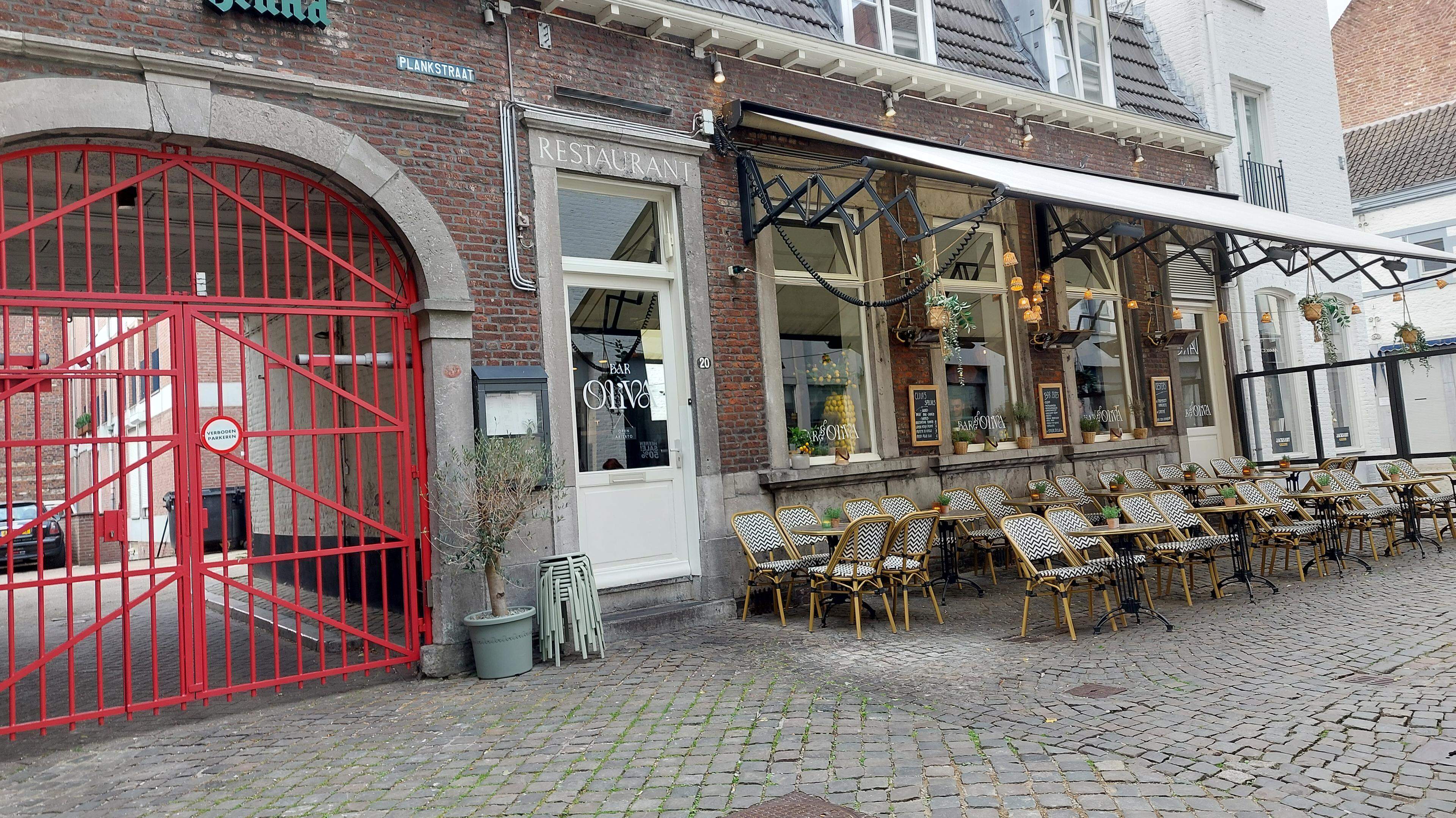 Mediterraan tafelen onder een olijfboom bij Bar Oliva in Maastricht waar het vanille-ijs gecombineer