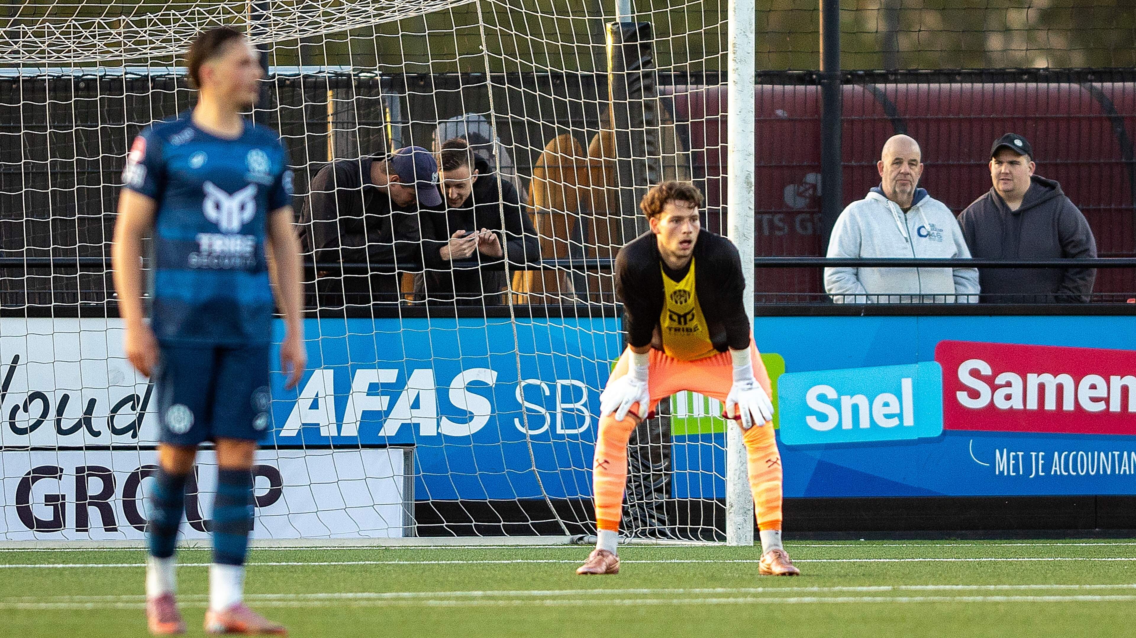 In een trainingsshirt met rugnummer van tape houdt debutant Ben Zich schade beperkt voor onervaren R