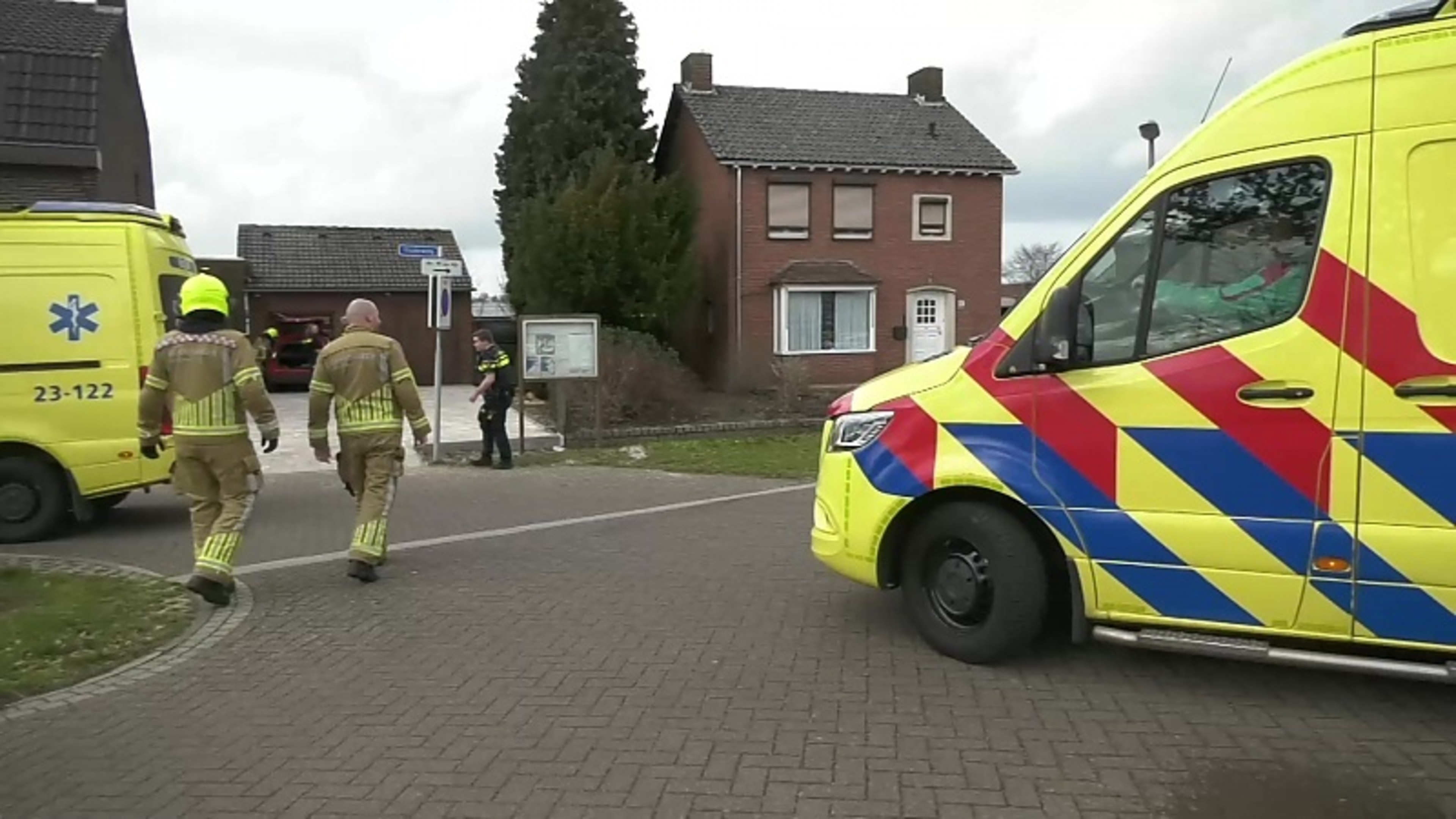 Auto rijdt garage Swalmen binnen