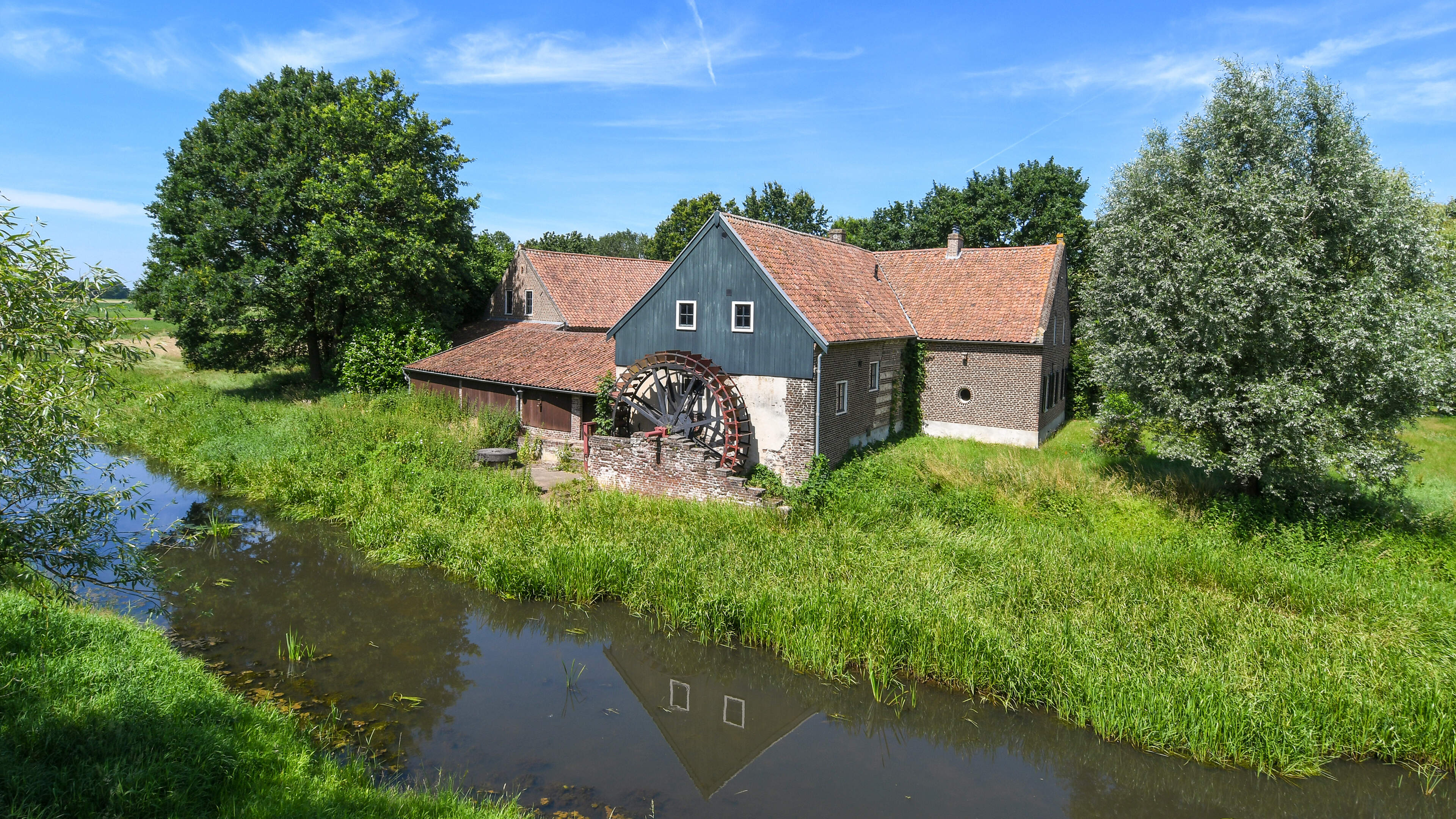 Oude watermolen in Haler staat voor fors bedrag te koop, maar dan heb je ook wat: ‘Mensen komen kijk