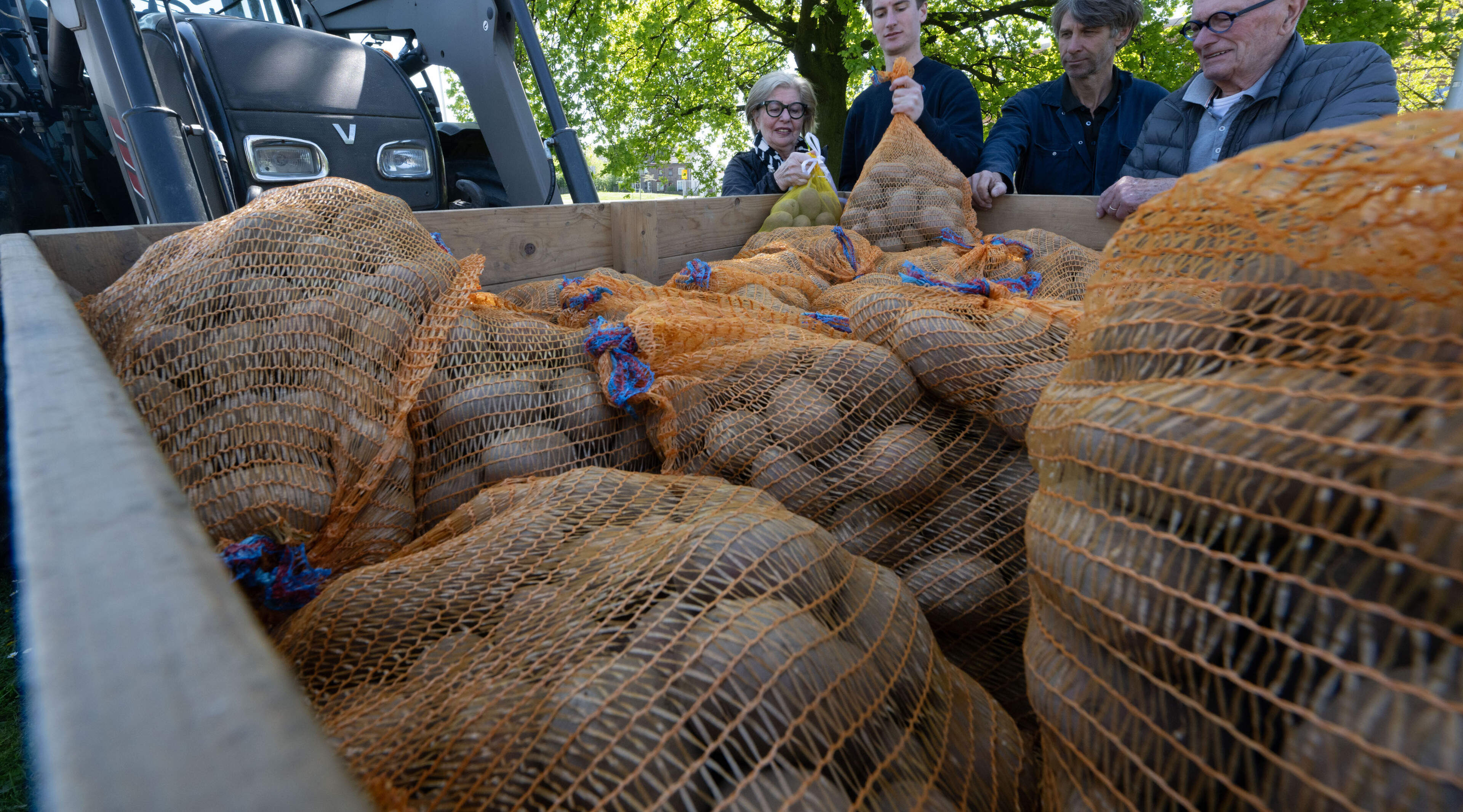Maastrichtse studenten verkopen overschot aan lokale biologische aardappelen voor het goede doel: ‘S