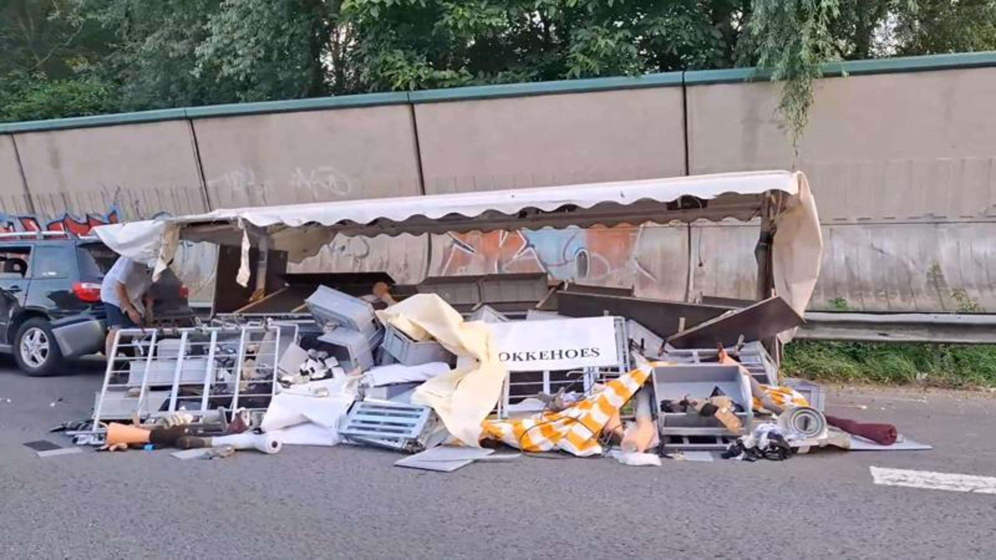Marktwagen geschaard op A76 bij Nuth: flinke ravage