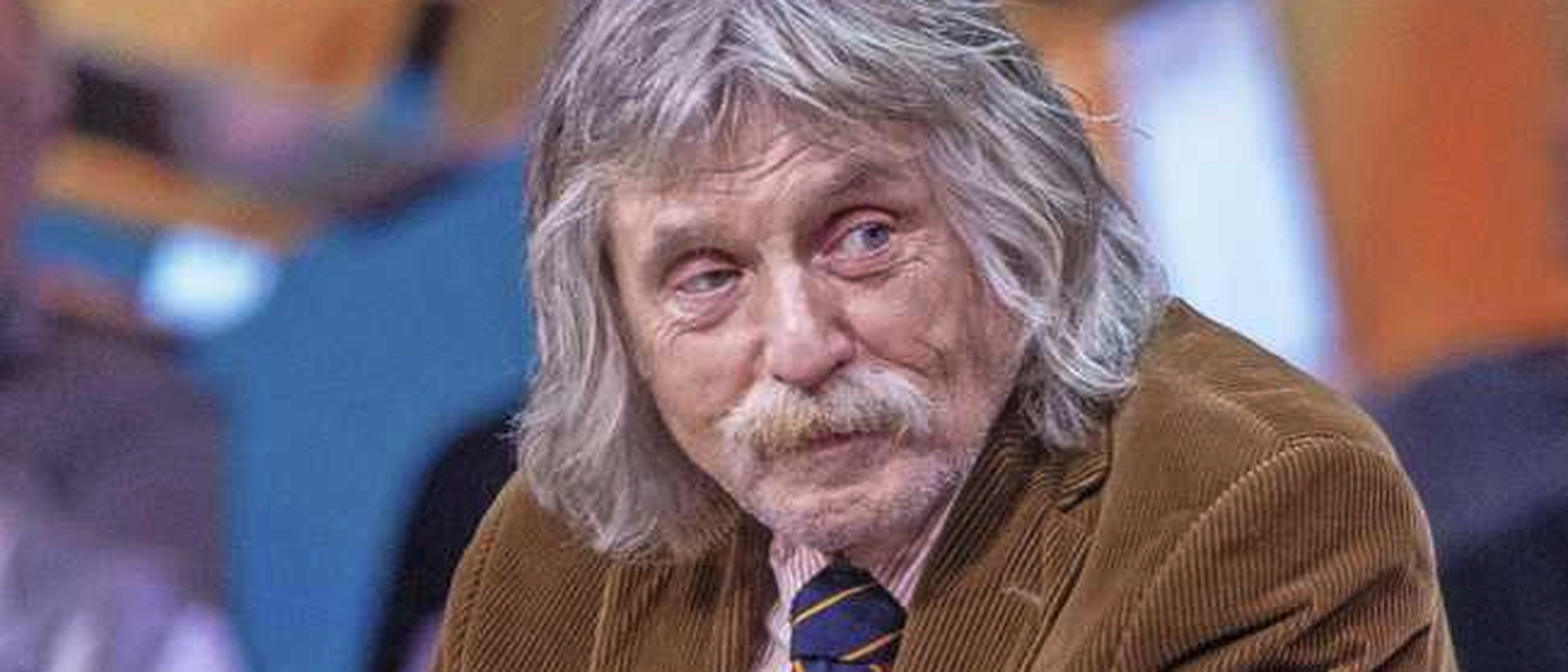 Johan Derksen keert onder luid applaus terug aan tafel bij Vandaag inside: 'Kan me beter hier ergeren dan thuis zitten' | De Limburger