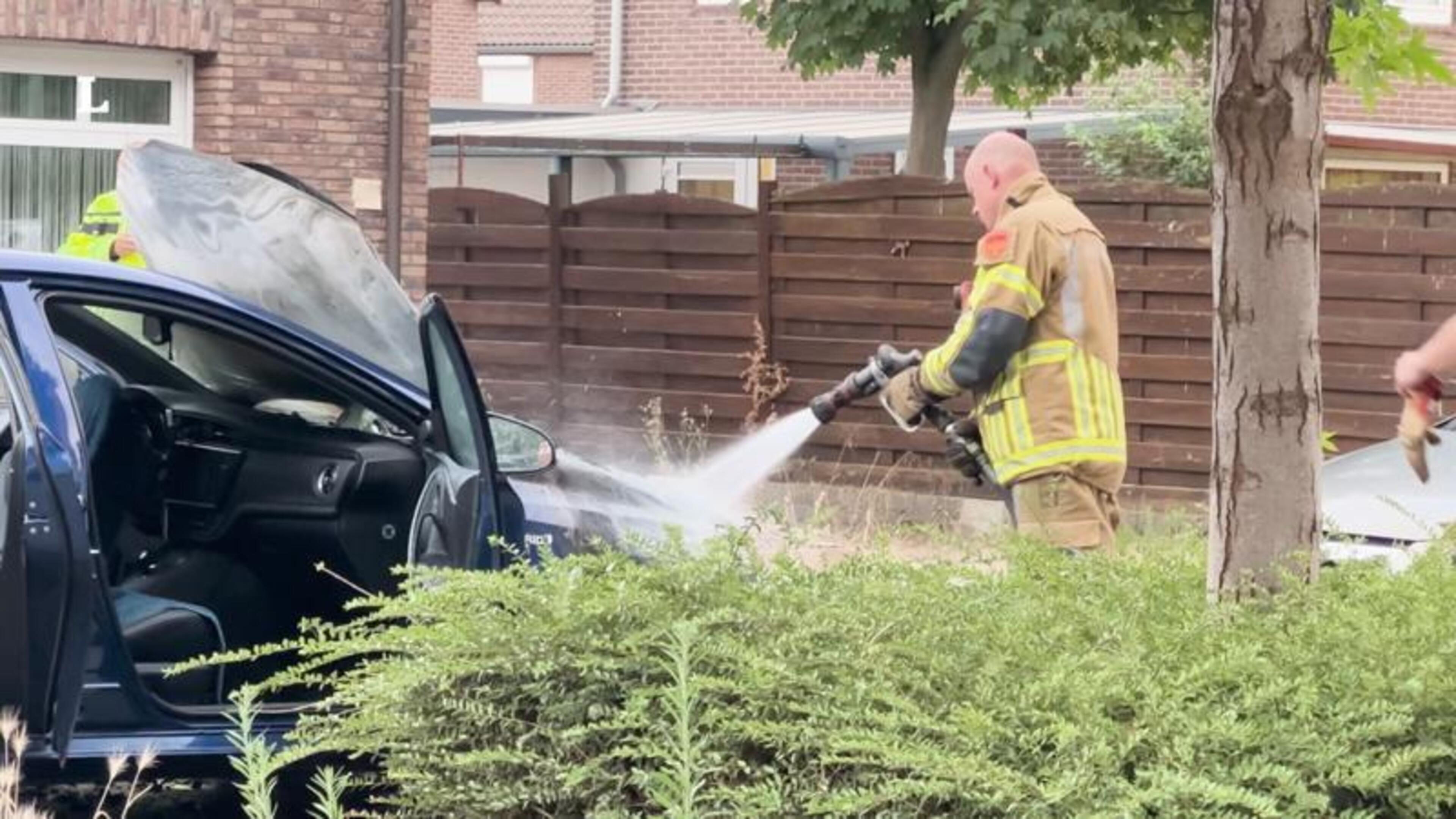 Geparkeerde auto vliegt in brand in Brunssum
