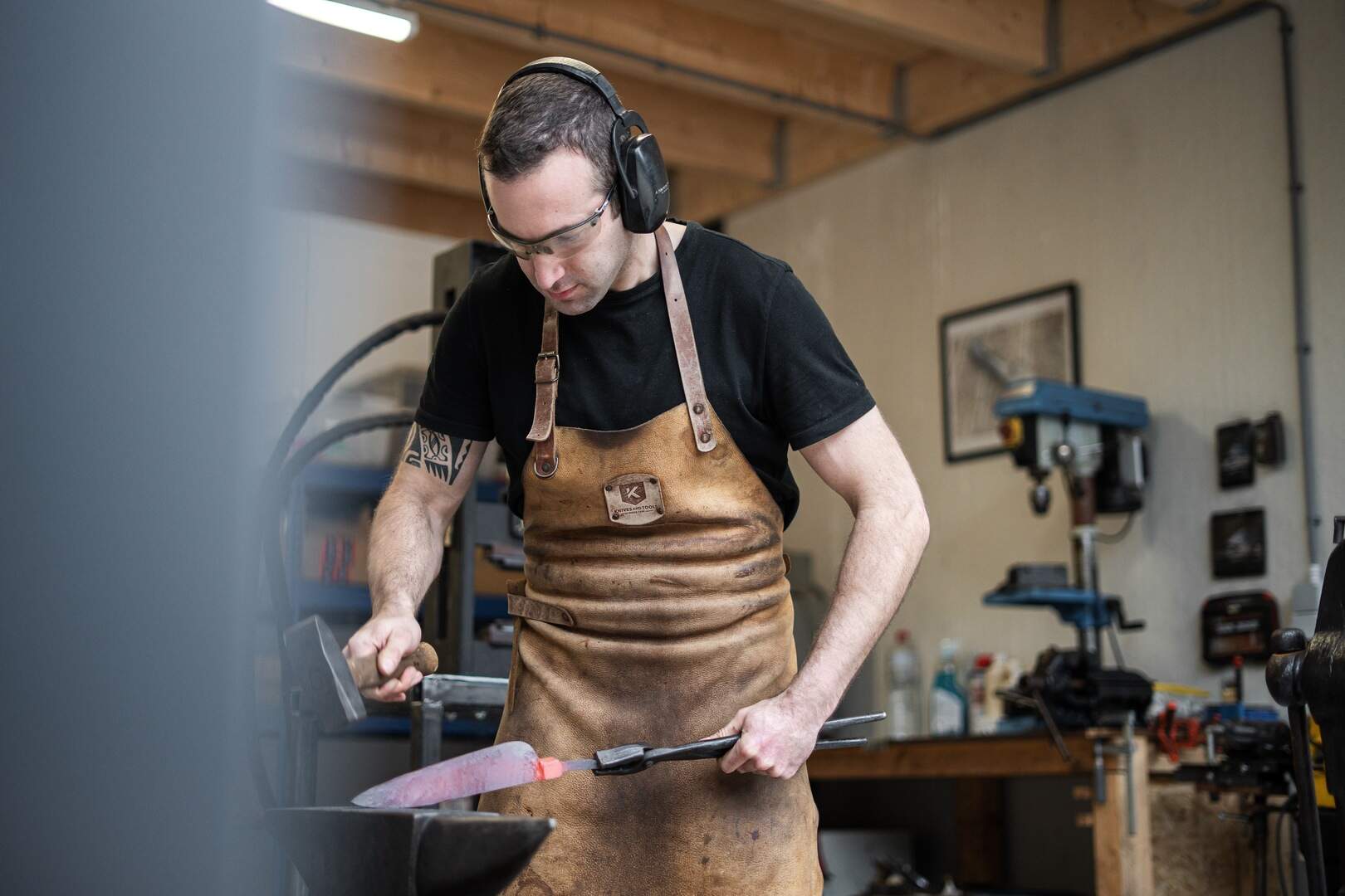 Kunstwerkjes of werktuigen? Jeroen (33) smeedt in Heythuysen ...