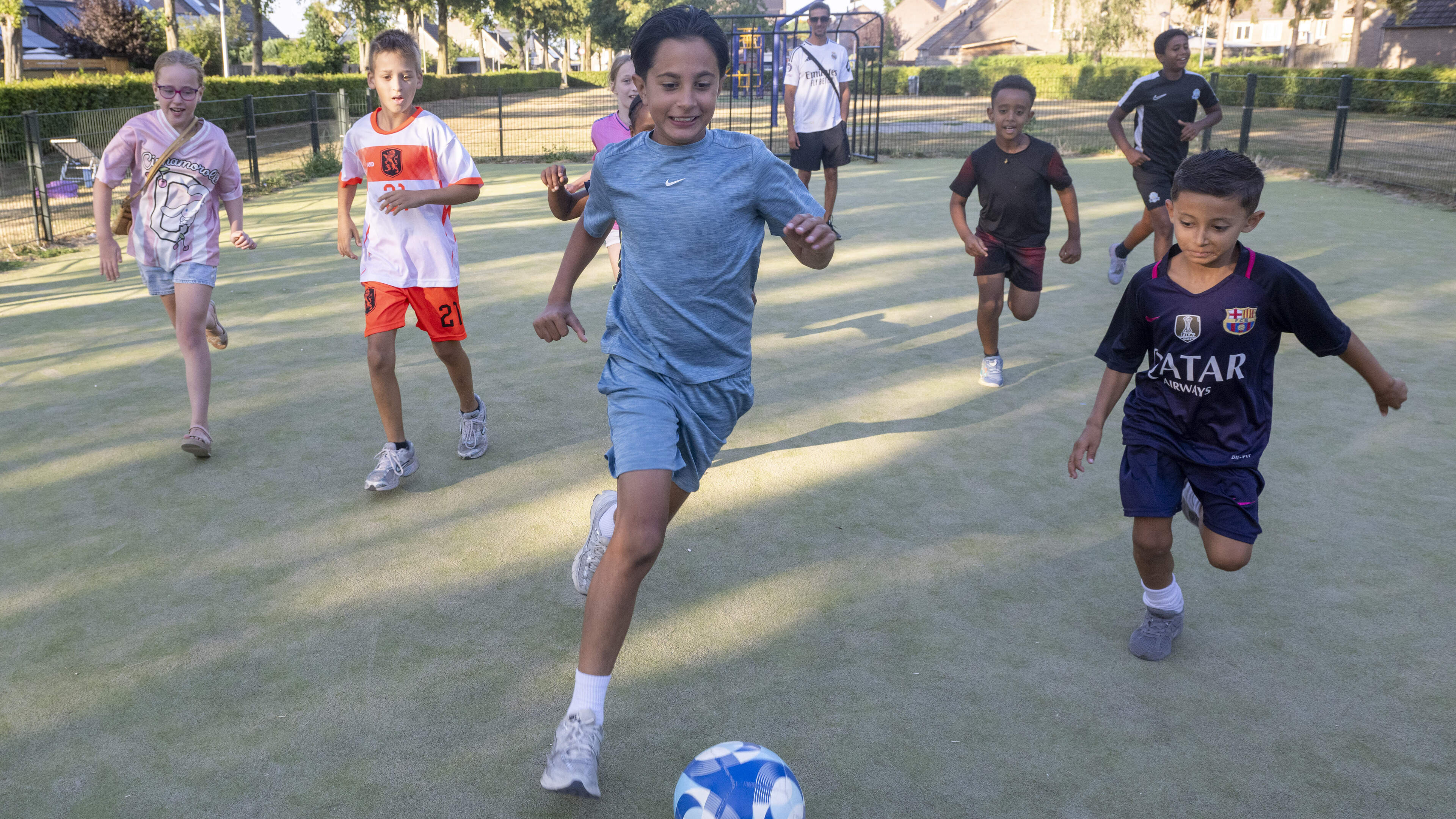 Voetballertjes uit Lindenheuvel in Geleen gaan voor een Johan Cruijff-veldje in hun wijk: ‘Er is hie