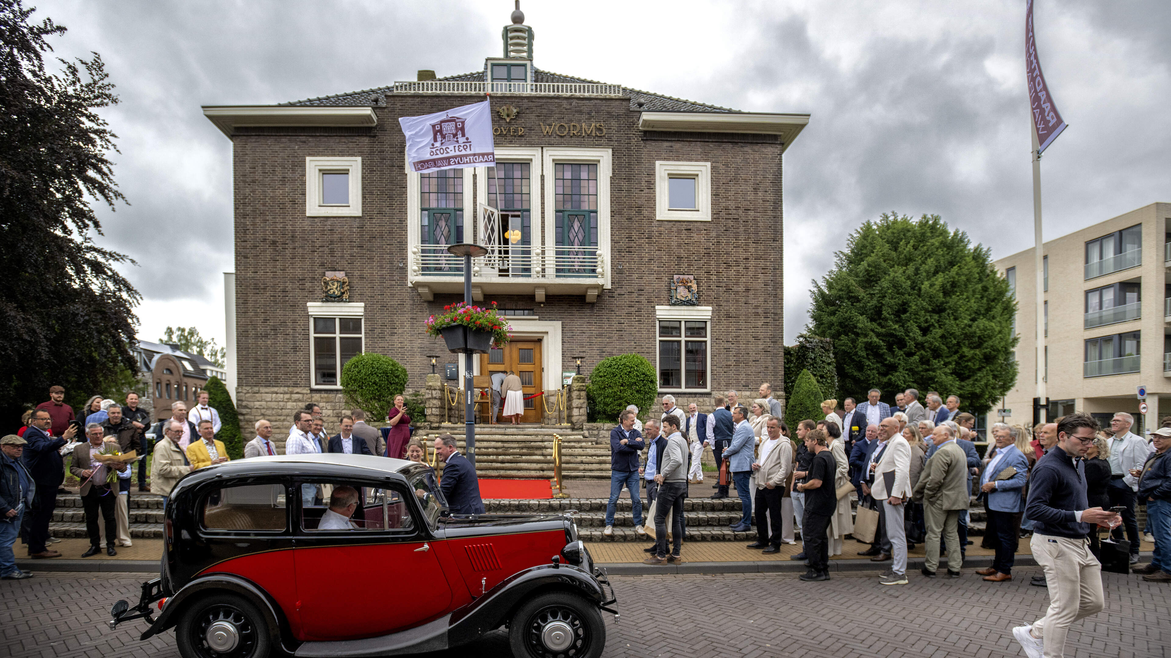 Stadhuis Waubach in originele stijl hersteld en officieel heropend: ‘Ik droom van een koffiezaakje o