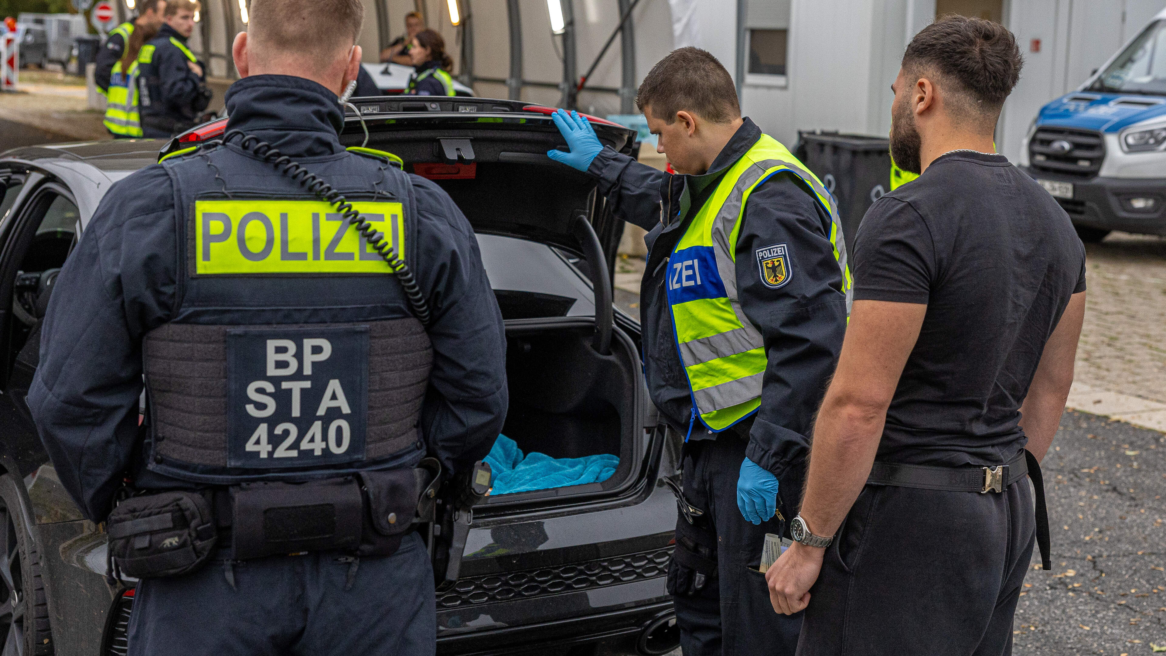 Politiehond Nox speurt in Bocholtz mee bij grote grenscontrole: twee gezochte personen opgepakt en h