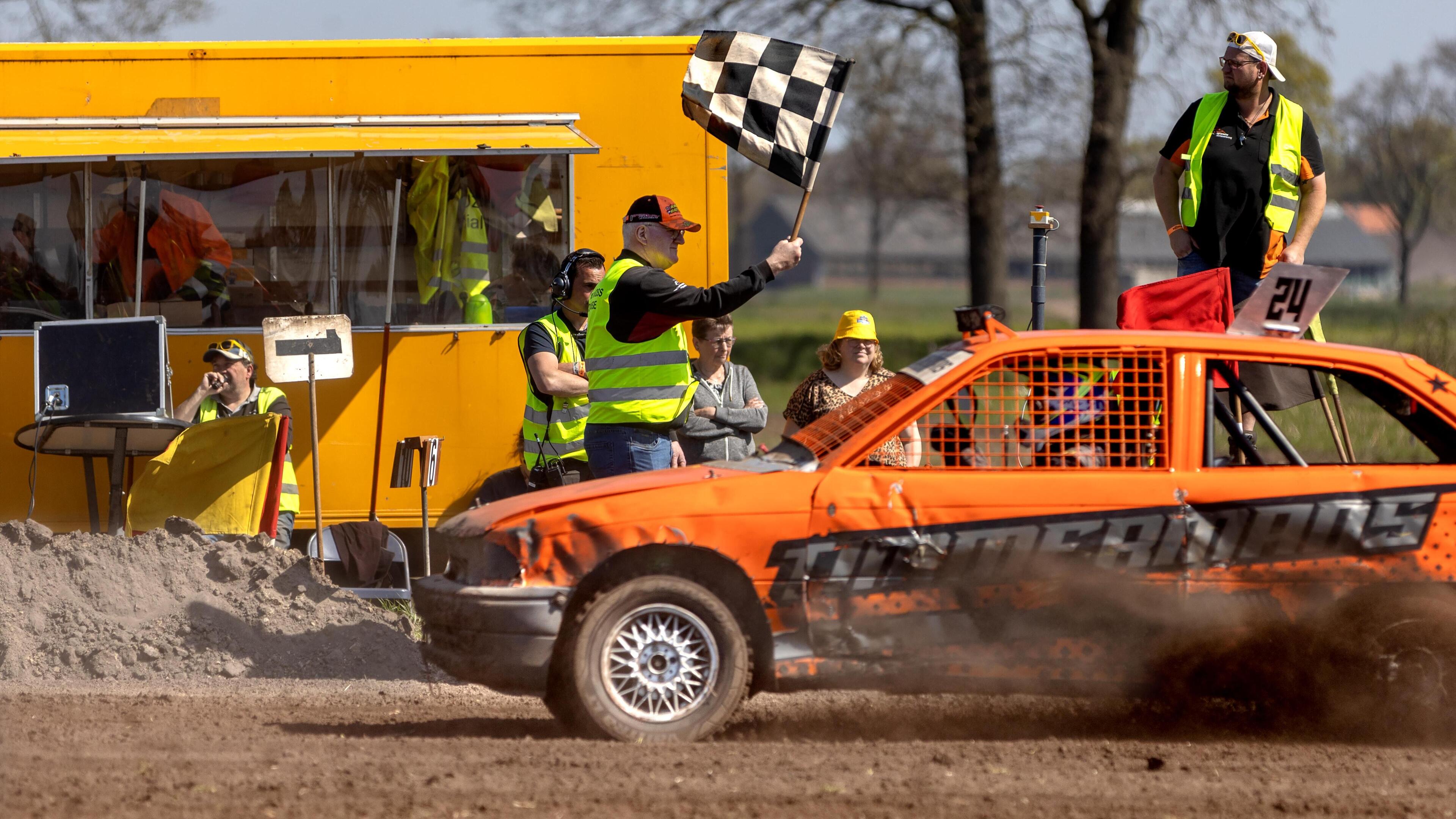 Zon, zand en de geur van frikandellen: precies zoals dat hoort tijdens een weekendje autocross in Ve