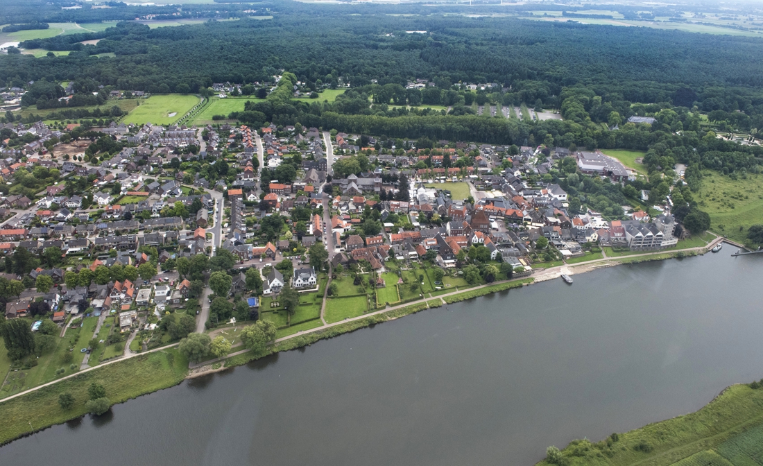 Moet de dijk in de tuin of voor de voordeur komen?