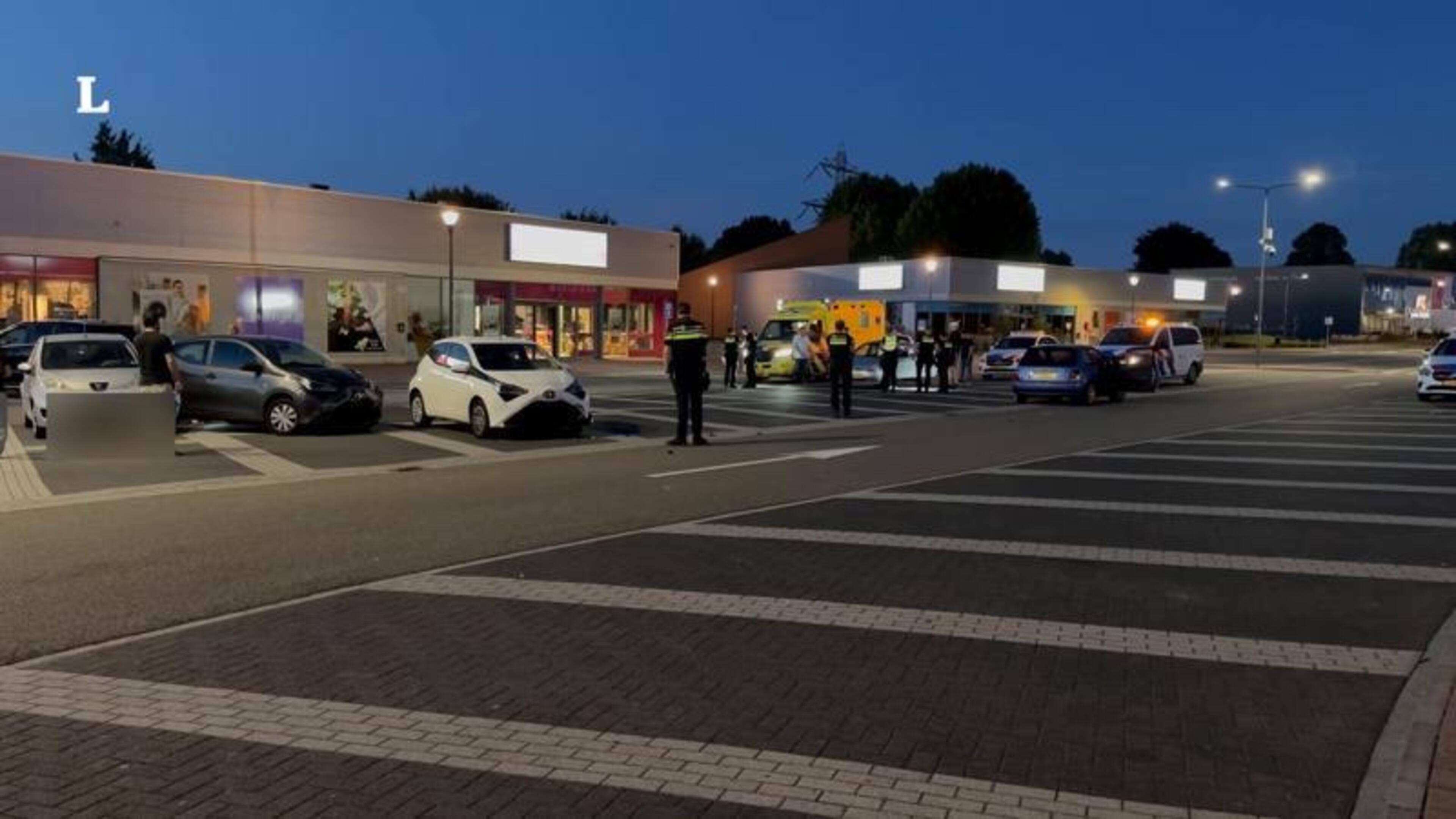Auto botst tegen meerdere geparkeerde voertuigen in Sittard
