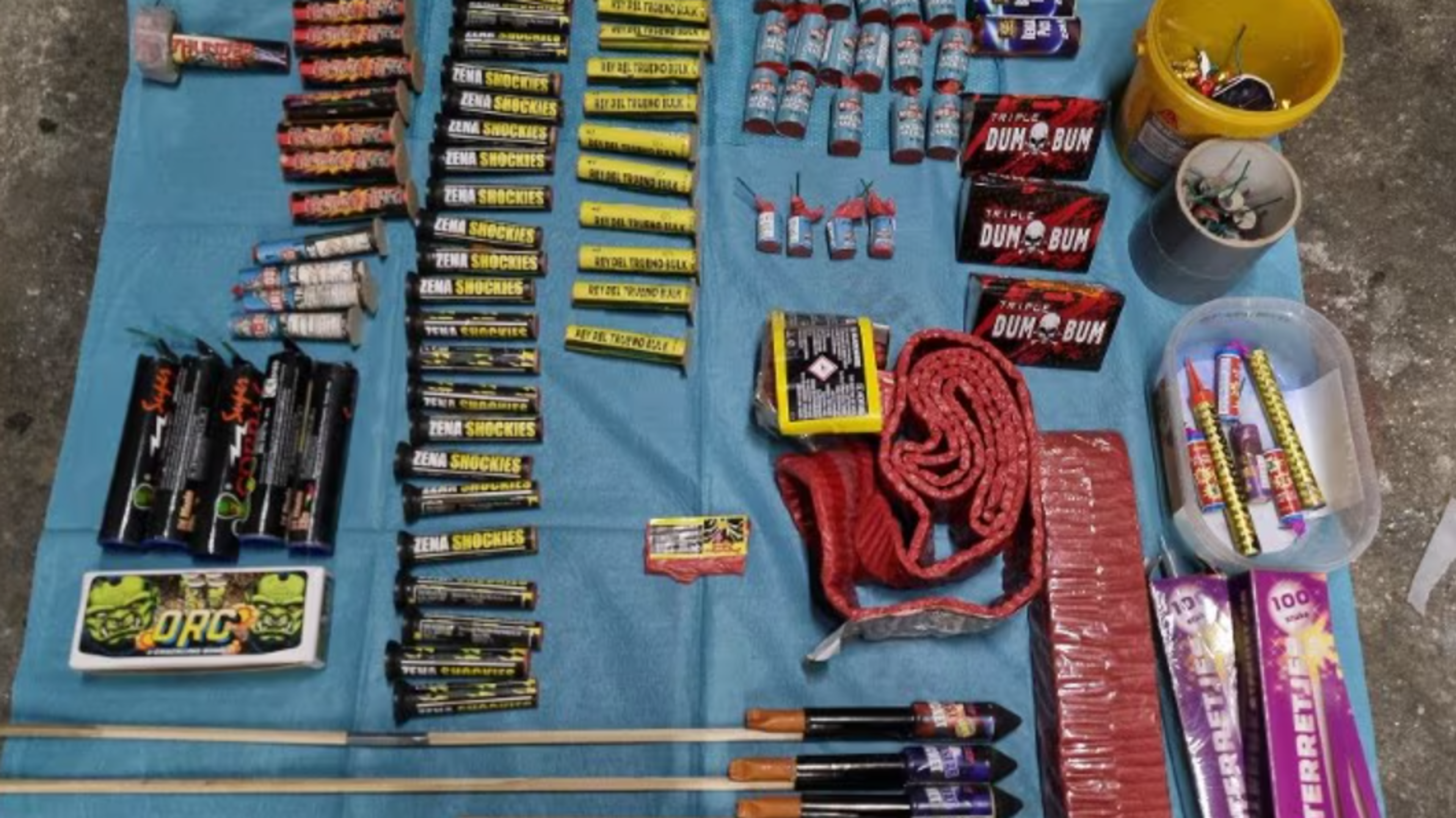 Tientallen kilo’s zelfgemaakt vuurwerk in beslag genomen in woning Haelen, bewoner opgepakt