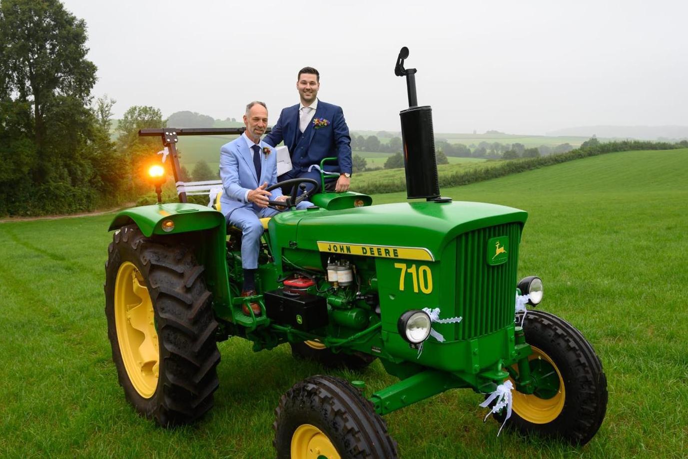 Vader en zoon uit Bocholtz brengen oude John Deere-tractor terug in oude glorie: ‘Niels wil er ’t li